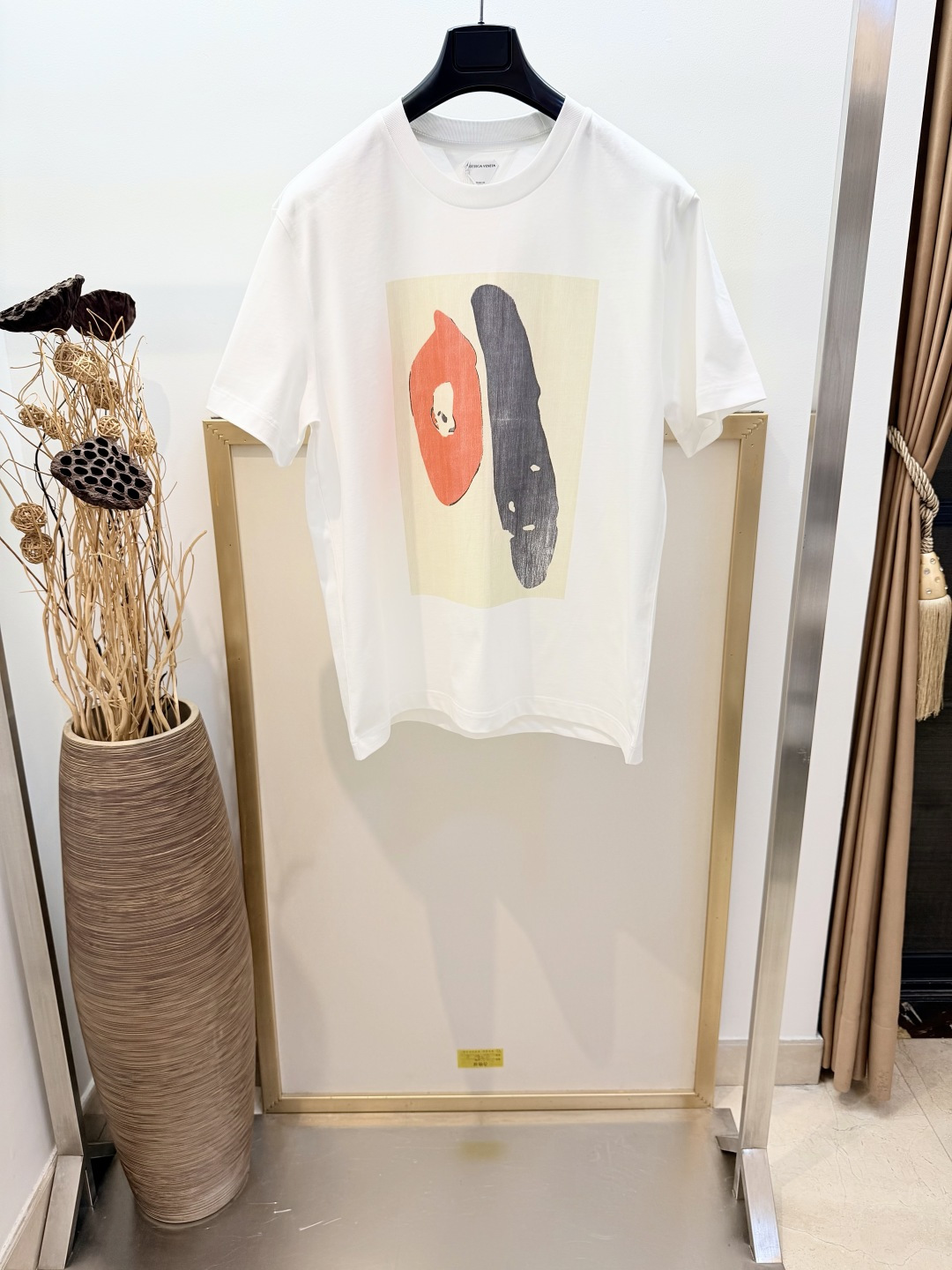 NO:820403,Sizes/m/l/xl Extreme Night Black/White Same style for men and women BOTTEGA VENETA /BV 2026SS Abstract Face direct-printed cotton T-shirt Loose fit. Lightweight cotton knitted T-shirt Face printed. Cotton. It is recommended to wrap the reverse side in a laundry bag for quick machine washing in cold water or dry cleaning!  Avoid soaking in warm water/rubbing with hands, Bottega Veneta-clothing,bottega veneta,bottega veneta,bottega veneta,tees,t-shirt,19860909Sizes/m/l/xl极夜黑/白两色 男女同款 BOTTEGA VENETA /BV 2026SS 抽象Face直喷印花棉质T恤 宽松版型. 轻盈棉质针织T恤 Face印花.棉 洗涤方式建议反面包裹洗衣袋冷水快速机洗或干洗！忌温热水浸泡/手搓,葆蝶家-服装,bottega veneta,bottega veneta,bottega veneta,tees，t-shirt,,Women's clothing