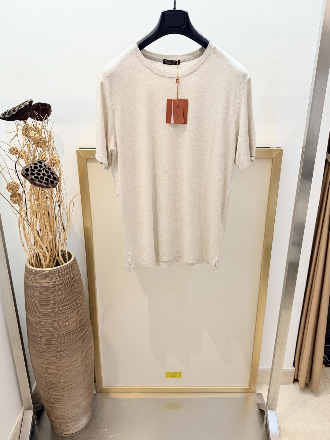NO:827374,Size46/48/50/52 Mysterious blue/off-white/khaki tri-color, same style for men and women Loro Pi*na/LP/nuoyoupianya Italian top luxury #low-key old money style/2026SS The Tremezzo men's T-shirt combines classic charm with modern ease, giving a luxurious appeal to everyday basics. It has a regular fit and is made from a double-knit jersey made of island cotton blended with merino wool. This fabric is known for its long, soft and stretchy fibers, giving it a beautifully woven effect and an incredibly soft feel. Tonal brand logo on the left side. Crew neck. Welted hem. Short sleeves. Brand logo embroidered at hem. Regular fit. Side slits Dry Clean Only or Wrap Inside Laundry Bag Mild Detergent Fast Machine Wash Cold Water Medium Warm Iron Iron! ,men's and women's clothing,loro piana,loro piana,T-shirt,tees,t-shirt,19860909Size46/48/50/52 神秘蓝/米白/卡其三色 男女同款 Loro Pi*na /LP/诺悠翩雅 意式顶奢#低调老钱风/2026SS 这款Tremezzo男士T恤将经典魅力与现代闲适相融合,为日常基础单品赋予奢华魅力.采用常规版型设计,以海岛棉混纺美丽诺羊毛成分平纹针织双面布制作,这种面料以长而柔软、富有弹性的纤维著称,赋予其精美编织效果和难以置信的柔软触感,左侧饰有同色系品牌徽标.圆领.下摆贴边车缝.短袖.下摆饰有品牌徽标刺绣.常规版型.侧面开衩 仅限干洗或反面包裹洗衣袋中性洗涤剂冷水快速机洗中温熨烫！,男装女装,loro piana,loro piana,T-shirt,tees，t-shirt,,Women's clothing