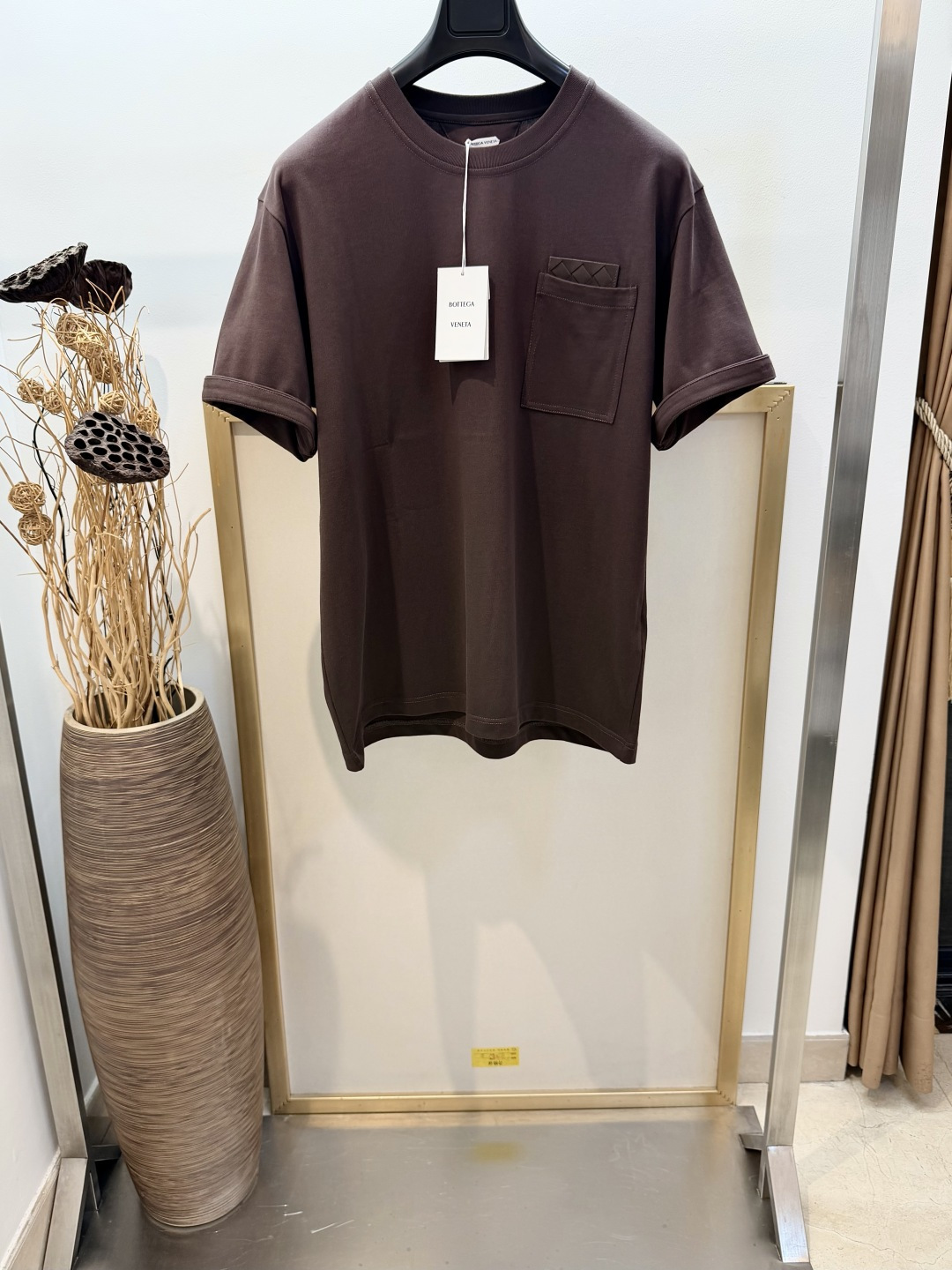 NO:866226,Sizes/m/l/xl Extreme night black/dark coffee, same style for men and women. BOTTEGA VEN*TA /BV 2026SS Heavy cotton half-sleeved T-shirt, with woven suede front patch pockets and brand embroidery on the cuffs. Loose fit. Cotton knitted T-shirt. Washing method is recommended to wrap the laundry bag on the back and quickly machine wash in cold water or dry clean!  Avoid soaking in warm water/rubbing with hands, Bottega Veneta-clothing,bottega veneta,bottega veneta,bottega veneta,tees,t-shirt,19860909Sizes/m/l/xl极夜黑/深咖两色 男女同款 BOTTEGA VEN*TA /BV 2026SS 重磅棉质半袖T恤,配有编织绒面革正面贴饰口袋袖口配有品牌刺绣.宽松版型. 棉质针织T恤棉 洗涤方式建议反面包裹洗衣袋冷水快速机洗或干洗！忌温热水浸泡/手搓,葆蝶家-服装,bottega veneta,bottega veneta,bottega veneta,tees，t-shirt,,Women's clothing