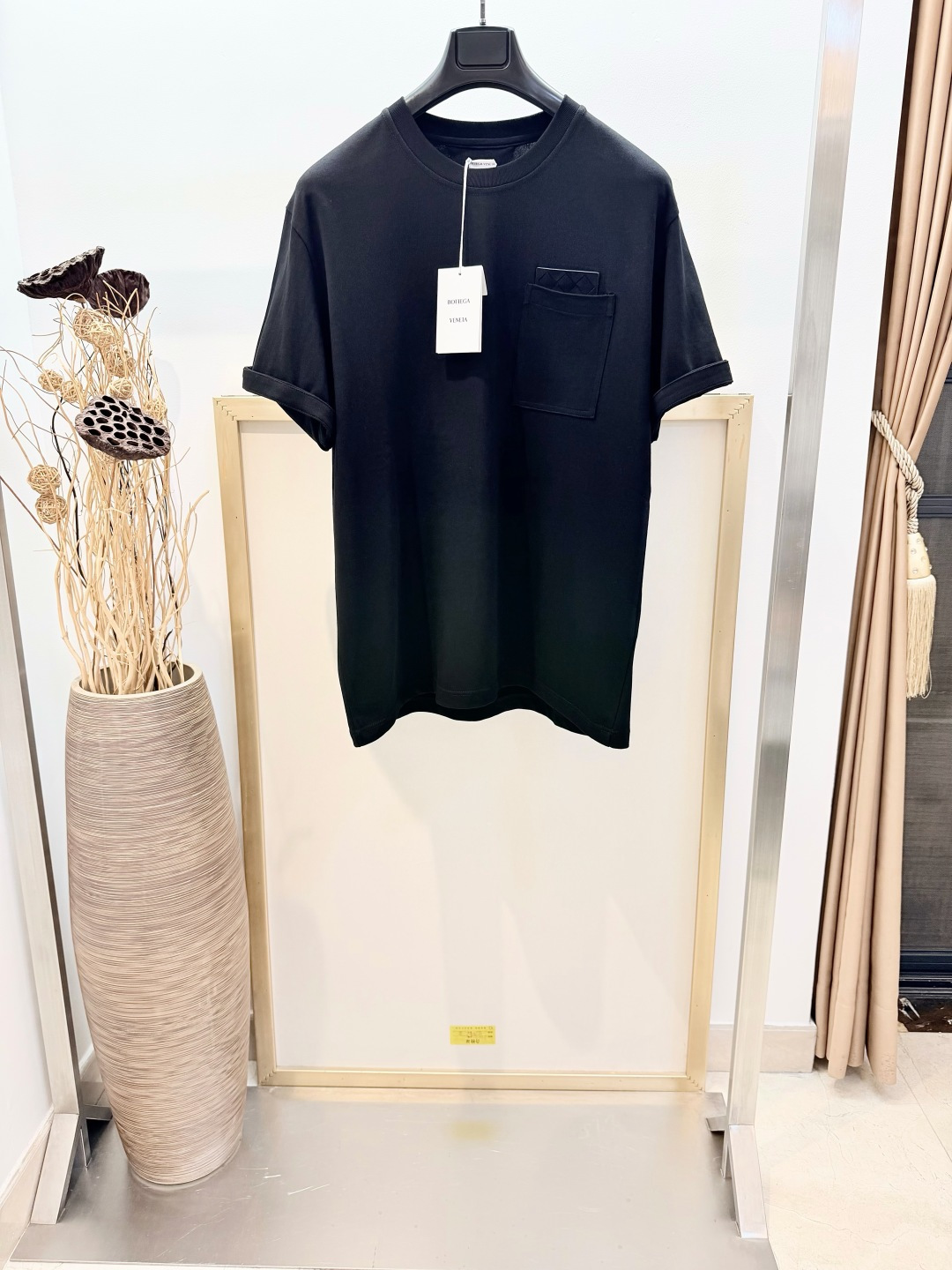 NO:820860,Sizes/m/l/xl Extreme night black/dark coffee, same style for men and women. BOTTEGA VEN*TA /BV 2026SS Heavy cotton half-sleeved T-shirt, with woven suede front patch pockets and brand embroidery on the cuffs. Loose fit. Cotton knitted T-shirt. Washing method is recommended to wrap the laundry bag on the back and quickly machine wash in cold water or dry clean!  Avoid soaking in warm water/rubbing with hands, Bottega Veneta-clothing,bottega veneta,bottega veneta,bottega veneta,tees,t-shirt,19860909Sizes/m/l/xl极夜黑/深咖两色 男女同款 BOTTEGA VEN*TA /BV 2026SS 重磅棉质半袖T恤,配有编织绒面革正面贴饰口袋袖口配有品牌刺绣.宽松版型. 棉质针织T恤棉 洗涤方式建议反面包裹洗衣袋冷水快速机洗或干洗！忌温热水浸泡/手搓,葆蝶家-服装,bottega veneta,bottega veneta,bottega veneta,tees，t-shirt,,Women's clothing