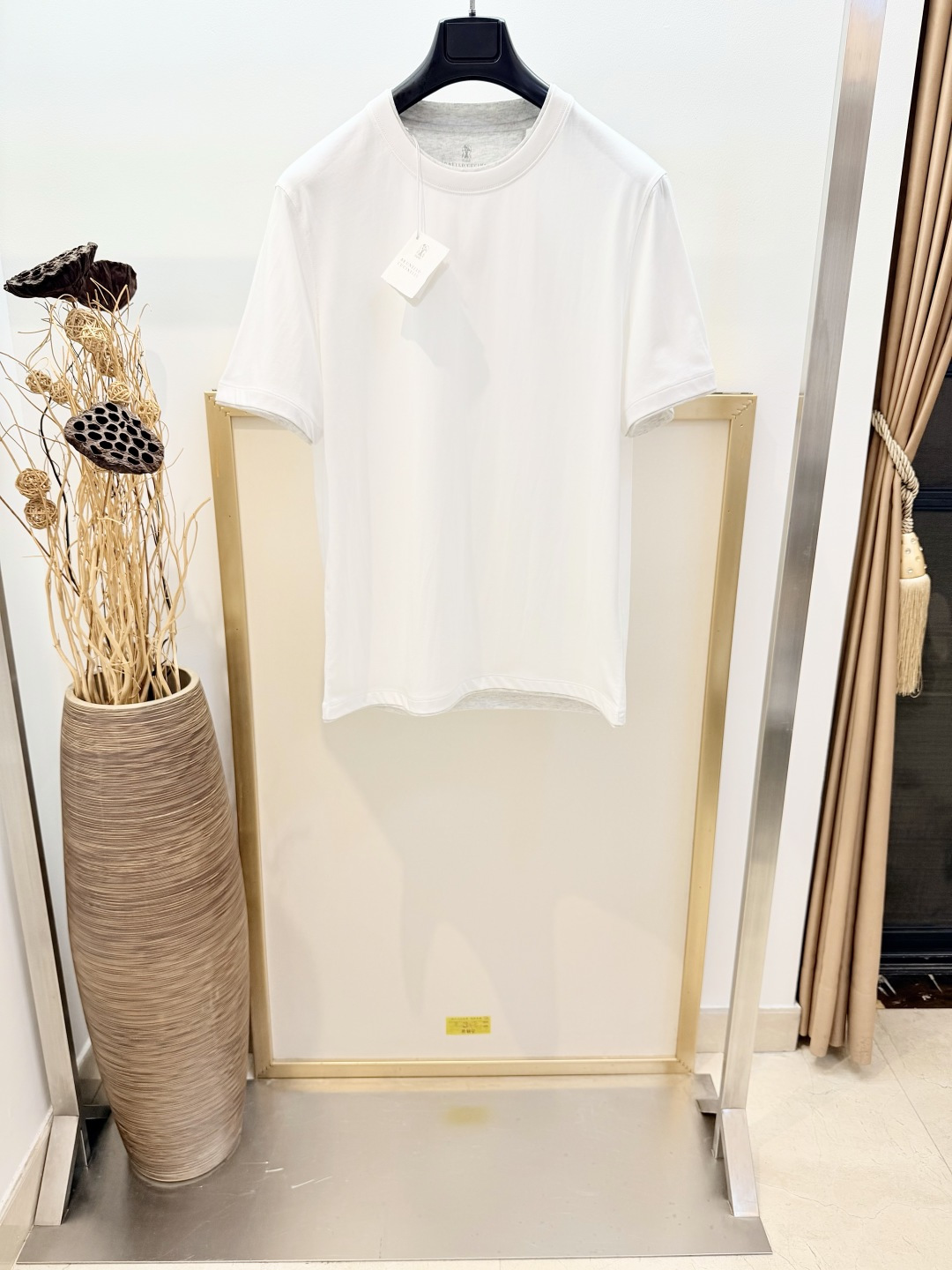 NO:827462,Sizes/m/l/xl blue/white/grey three colors for men and women BC/Brunello Cuci*elli Italian top luxury #low-key old money style Fake two-piece round neck cotton T-shirt. Fake two-piece design. Elegant details highlight the style of this round neck soft cotton T-shirt. Contrast trim is inlaid on the round neckline, cuffs and hem to create a sense of layering. The standard size design makes your activities natural, comfortable and elegant. The fabric is pure cotton  The cuffs are hemmed and overlocked with rib knitting. The hem is hemmed and overlocked. Washing method: Dry clean or wrap inside out in a laundry bag for quick machine wash in cold water!  ,men's and women's clothing,brunello cucinelli,tees,t-shirt,19860909Sizes/m/l/xl码 蓝/白/灰 三色 男女同款 BC/Brunello Cuci*elli 意式顶奢#低调老钱风 假两件圆领棉质T恤.假两件设计.雅致的细节彰显了这款圆领柔软棉质T恤衫的风格.撞色饰边镶嵌在圆领口、袖口和下摆,以叠搭打造层次感.标准尺寸设计让您的活动变得自然舒适且有气质.面料纯棉 袖口折边包缝与罗纹编织收口.下摆折边包缝. 洗涤方式干洗或反面包裹洗衣袋冷水快速机洗！,男装女装,brunello cucinelli,tees，t-shirt,,Women's clothing