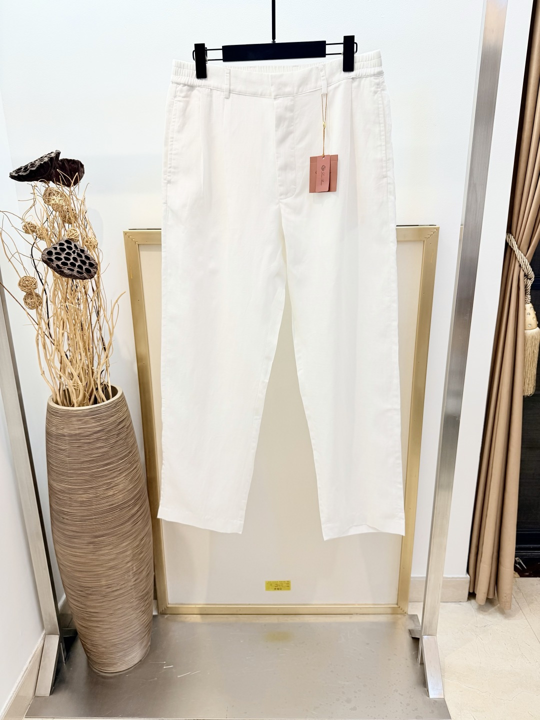 NO:822865,Size46/48/50/52 Navy blue/off-white/khaki three-color, same style for men and women AS Loro Pi*na/LP/诺yopanya Italian top luxury #low-key old money style/2026SS Linen bi-fold casual trousers are loosely cut and modern in style, providing a refined and comfortable experience for leisure time. It has a wide-leg design, with slit pockets in the seams, and clean lines. Fine linen fabric is made of twisted yarn. Elastic waist, straight legs. Inseam side pockets with reinforced stitching; welt pockets on the back. Loose fit. Fabric Linen. Lining 66 Cotton 34 Modal fiber Dry Clean Only or Wrap Inside Laundry Bag Mild Detergent Fast Machine Wash Cold Water Medium Warm Iron Iron! ,men's clothing,loro piana,loro piana,19860909Size46/48/50/52 藏青/米白/卡其三色 男女同款 AS Loro Pi*na /LP/诺悠翩雅 意式顶奢#低调老钱风/2026SS 亚麻双摺休闲长裤剪裁宽松,风格现代,为休闲时光提供细腻舒适体验.采用阔腿设计,接缝内设有插袋,线条简洁.精致亚麻面料采用扭捻纱线制成.松紧腰部,直筒裤腿.内缝侧袋,设有加固针脚；背面设有贴边口袋.宽松版型.面料 亚麻.里料66 棉34 莫代尔纤维 仅限干洗或反面包裹洗衣袋中性洗涤剂冷水快速机洗中温熨烫！,男装,loro piana,loro piana,,Women's clothing