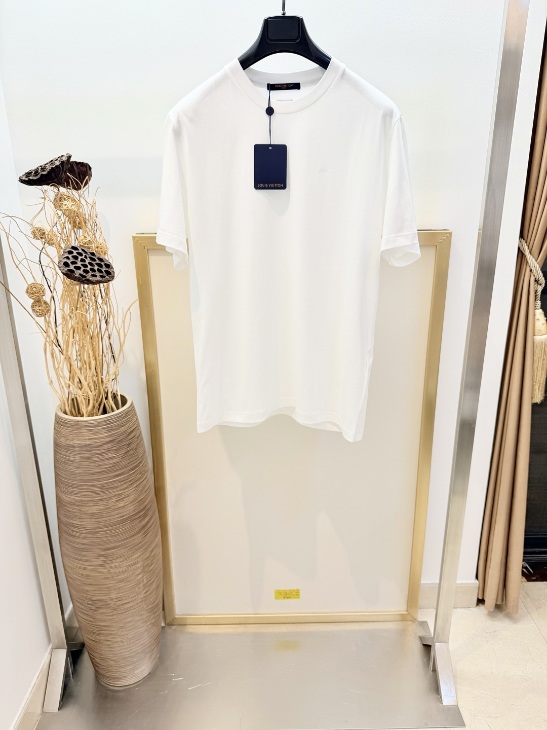 NO:822863,Size 46/48/50/52 Mysterious blue/off-white, same style for men and women AS 1V Louis Vuitton 2026SS Simple short-sleeved T-shirt made of light and soft cotton knitting, suitable for summer season. Same tone 1ouis Vuitton Paris embroidered words are subtly embellished on the chest to highlight the brand imprint. Elegant colors easily match this series of classic academic style items. Cotton. Logo embroidery on the chest. Leather logo label on the back.  Please dry clean or wrap in a laundry bag with cold water on the inside, wash separately and let dry naturally, iron on the inside at medium temperature, do not soak in warm water!  ,Louis Vuitton-clothing,louis vuitton,T-shirt,19860909Size46/48/50/52码 神秘蓝/米白两色 男女同款AS 1V 路易家2026SS 简约本款短袖 T 恤取材轻盈柔软棉质针织打造,适宜夏日时节. 同色调 1ouis Vuitton Paris 刺绣字样微妙点缀于胸前,彰显品牌印记.优雅色彩轻松搭配本系列经典学院风单品. 棉 .胸前饰有标识刺绣.后部点缀皮质标识标签 请干洗或反面冷水包裹洗衣袋单独洗涤自然晾干反面中温熨烫,切勿温热水浸泡！,路易威登-服装,louis vuitton,T-shirt,,Women's clothing