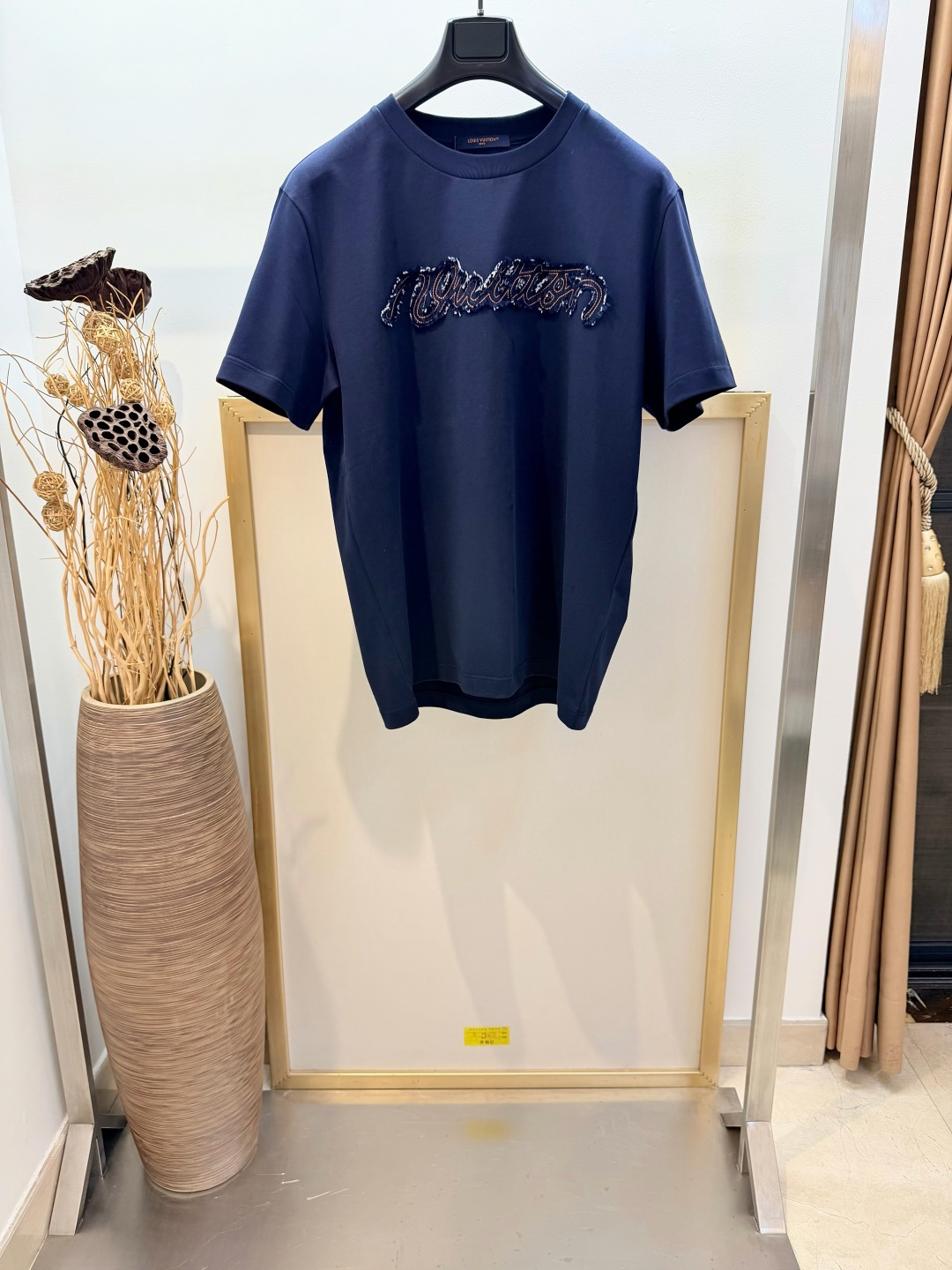 NO:827448,Size 46/48/50/52 Color Mysterious Blue Unisex 1V Louis Vuitton 2026SS This classic T-shirt is embellished with a Vui*ton handwritten washed denim patch on the chest, capturing the distressed effect textured embroidery process. The woven Marque 1.Vuit*on Déposée patch at the back adds subtle details. The casual design is easy to match and easily upgrades to a summer casual look.  High-quality cotton. Embellished with embroidered denim logo patch on the chest. Embellished with woven logo label on the back. Please dry clean or wrap in a laundry bag in cold water and wash separately and let dry naturally. Iron on the reverse side at medium temperature. Do not soak in warm water!  ,Louis Vuitton-clothing,louis vuitton,19860909Size46/48/50/52码 颜色神秘蓝 男女同款  1V 路易家2026SS 本款经典 T 恤于胸前点缀 Vui*ton 手写体洗水牛仔贴饰,撷取做旧效果纹理感刺绣工艺呈现.后部梭织 Marque 1.Vuit*on Déposée 贴饰平添微妙细节.随性设计易于搭配,轻松升格夏日休闲造型. 优质棉.胸前点缀刺绣牛仔标识贴饰.后部点缀梭织标识标签 请干洗或反面冷水包裹洗衣袋单独洗涤自然晾干反面中温熨烫,切勿温热水浸泡！,路易威登-服装,louis vuitton,,Women's clothing
