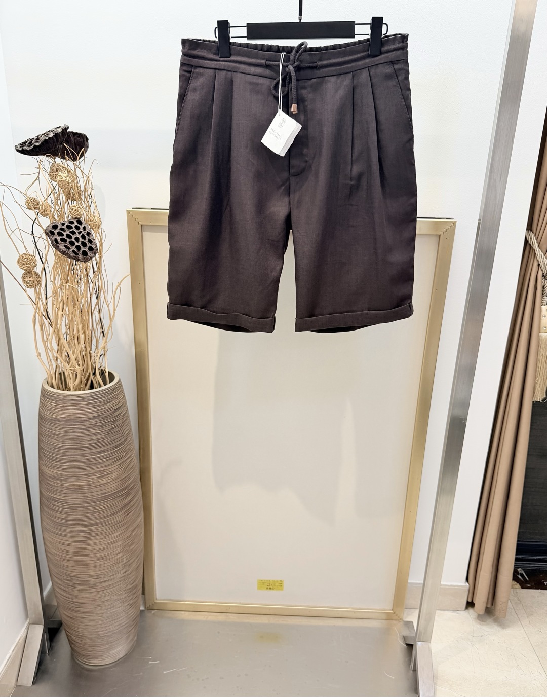 NO:828181,Sizes/m/l/xl Navy Blue/White/Light Rice/Dark Coffee Four Colors Unisex BC/Brunello Cuci*elli Italian Top Luxury#Low-Key Old Money Style Linen Bermuda Linen Shorts Elastic Waist at the Back Available with Tie-On Natural Croissant Buttons Simple Straight Legs  Crisp and stylish zipper placket with metal hooks and drawstrings, 'American style' front pockets with double pleated piping and rear pockets with hemmed cuffs to show elegance. The standard size design enhances the comfortable and natural experience. 60 Tencel linen blend is smooth and breathable!  Washing method Dry clean or wrap inside laundry bag for quick machine wash in cold water!  ,men's and women's clothing,brunello cucinelli,shorts,19860909Sizes/m/l/xl码 海军蓝/白色/淡米/深咖 四色 男女同款  BC/Brunello Cuci*elli 意式顶奢#低调老钱风 亚麻百慕大亚麻短裤 后腰设计松紧腰 备有可系绳式 天然牛角包扣 简约直筒裤管 挺括有型拉链开襟搭配金属挂钩和拉绳“美式“前口袋双褶滚边后口袋折边裤口彰显雅致气质.而标准尺寸设计,增强了舒适自然体验.60天丝亚麻混纺顺滑透气！ 洗涤方式干洗或反面包裹洗衣袋冷水快速机洗！,男装女装,brunello cucinelli,shorts,,Women's clothing