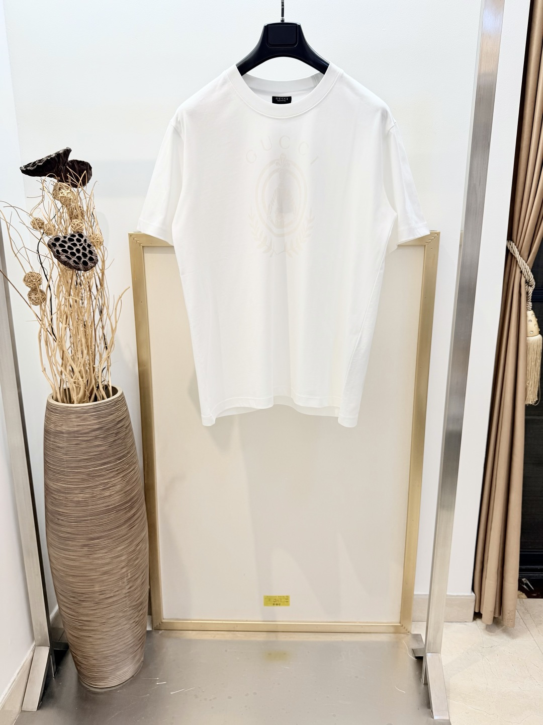 NO:828165,sizes/m/l/xl Black/Red/White Three colors Unisex Gjia/Gu*ci 2026SS Generation Gu*ci In-depth exploration of the brand's archive elements, integrating the designs of different generations into an aesthetic narrative. Gu*ci emblems embellish selected garments, highlighting high-end texture and modern details. This regular fit T-shirt is crafted from knitted cotton and embellished with Gu*ci emblem printing. Special edition black label version  It is recommended to dry clean or wrap it inside the laundry bag and machine wash it separately in cold water for quick speed!  ,Gucci-clothing,gucci,gucci,tees,t-shirt,19860909sizes/m/l/xl 黑/红/白 三色 男女同款 G家/Gu*ci 2026SS Generation Gu*ci 深入探索品牌的典藏元素,将不同世代的设计融合成一种美学叙事.Gu*ci徽章点缀精选成衣,突显高级质感和现代细节.这款常规版型T恤以针织棉匠心打造,缀饰Gu*ci徽章印花. 特别版黑标版 建议干洗或反面包裹洗衣袋单独冷水快速机洗！,古驰-服装,gucci,gucci,tees，t-shirt,,Women's clothing