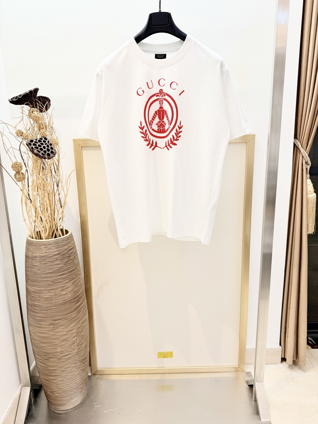 NO:828173,sizes/m/l/xl Black/Red/White Three colors Unisex Gjia/Gu*ci 2026SS Generation Gu*ci deeply explores the brand's archive elements and integrates the designs of different generations into an aesthetic narrative. Gu*ci emblems are embellished on selected ready-to-wear, highlighting high-end texture and modern details. This regular fit T-shirt is crafted from knitted cotton and embellished with Gu*ci emblem printing. Black Label Special Edition  It is recommended to dry clean or wrap it inside the laundry bag and machine wash it separately in cold water for quick speed!  ,Gucci-clothing,gucci,gucci,tees,t-shirt,19860909sizes/m/l/xl 黑/红/白 三色 男女同款 G家/Gu*ci 2026SS Generation Gu*ci 深入探索品牌的典藏元素,将不同世代的设计融合成一种美学叙事.Gu*ci徽章点缀精选成衣,突显高级质感和现代细节.这款常规版型T恤以针织棉匠心打造,缀饰Gu*ci徽章印花. 黑标特别版 建议干洗或反面包裹洗衣袋单独冷水快速机洗！,古驰-服装,gucci,gucci,tees，t-shirt,,Women's clothing
