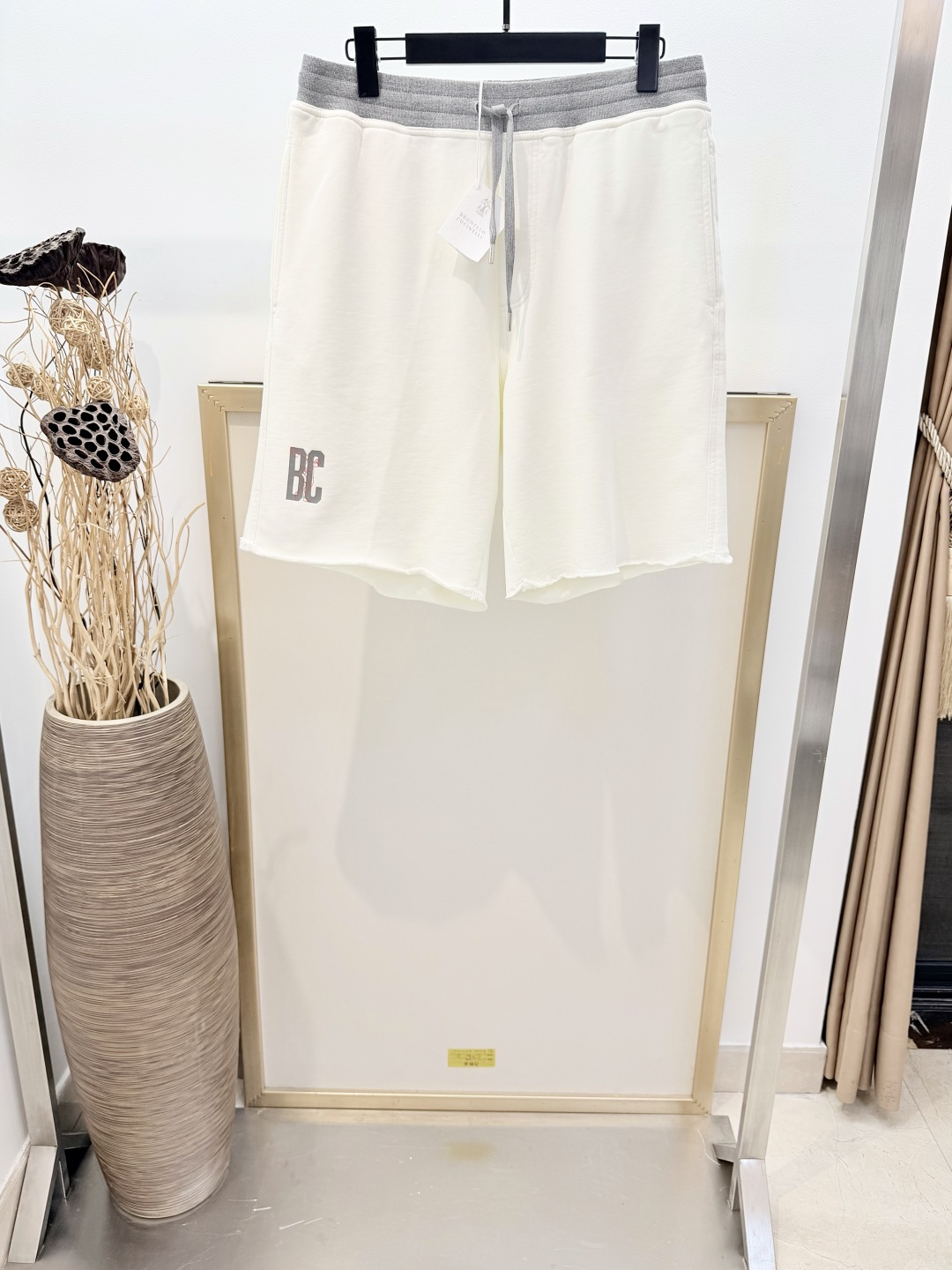 NO:829584,SizeM/L/XL/XXL gray/off-white, same style for men and women BC/Brunello Cuci*elli  The Italian top luxury #understated old money style # logo-embellished cotton and linen terry cloth Bermuda shorts. Exquisite materials enrich the Travelwear series of clothing, adding elegance and elegance to your relaxed and leisure moments. These cotton and linen blended Bermuda shorts draw inspiration from sports wardrobes with a simple silhouette. Practical details such as soft terry cloth and waist drawstrings are combined with traditional elements of the logo emblem to show elegance. The standard size design enhances the comfortable and natural experience.  Washing method Dry clean or wrap inside laundry bag for quick machine wash in cold water!  ,men's and women's clothing,brunello cucinelli,shorts,19860909SizeM/L/XL/XXL码 花灰/米白两色 男女同款 BC/Brunello Cuci*elli 意式顶奢#低调老钱风#徽标装饰棉麻毛圈布百慕大短裤考究材料丰富了Travelwear系列服饰,为您在放松休闲时刻加添气质风度.这款棉麻混纺百慕大短裤以简约廓形汲取运动衣橱的灵感,通过柔软毛圈布与裤腰抽绳等实用性细节,搭配标志徽饰的传统元素,彰显雅致气质.而标准尺寸设计,增强了舒适自然体验. 洗涤方式干洗或反面包裹洗衣袋冷水快速机洗！,男装女装,brunello cucinelli,shorts,,Women's clothing