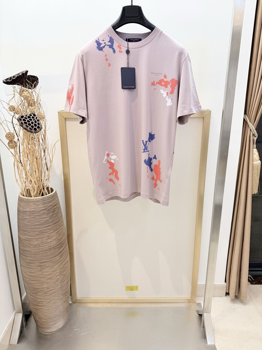 NO:828953,Size 46/48/50/52, same style for men and women 1V Louis Vuitton 2026SS Ready-to-wear washed hand-painted direct-to-garment printing/embroidery This lightweight cotton knitted summer T-shirt is decorated with 1V Arty patterns. The printing is like hand-painted brushstrokes, with Monogram cleverly integrated between bright color blocks and spots.  Logo. Tonal embroidery on the chest and a woven label on the back also add logo details. The soft knitted body has a vintage distressed texture, adding a casual tone to the seasonal look. Standard fit. Cotton. Embellished logo print on the front and back. Embellished embroidered logo on the chest. Embellished woven logo label on the back. Please dry clean or wrap the inside out in cold water in a laundry bag and wash separately to air dry. Iron on the back at medium temperature, do not soak in warm water!  ,Louis Vuitton-clothing,louis vuitton,19860909Size46/48/50/52码 男女同款 1V 路易家2026SS 成衣洗水手绘直喷印花/刺绣 本款轻盈棉质针织夏日 T 恤缀饰 1V Arty 图案. 印花仿如手绘笔触,于明快色块与斑点间巧妙融入 Monogram 标识.胸前同色调刺绣与后部梭织标签亦添标识细节.柔软针织衣身自带复古做旧质感,为应季造型添注随性格调.标准版型. 棉.前后点缀标识印花.胸前点缀刺绣标识.后部点缀梭织标识标签 请干洗或反面冷水包裹洗衣袋单独洗涤自然晾干反面中温熨烫,切勿温热水浸泡！,路易威登-服装,louis vuitton,,Women's clothing