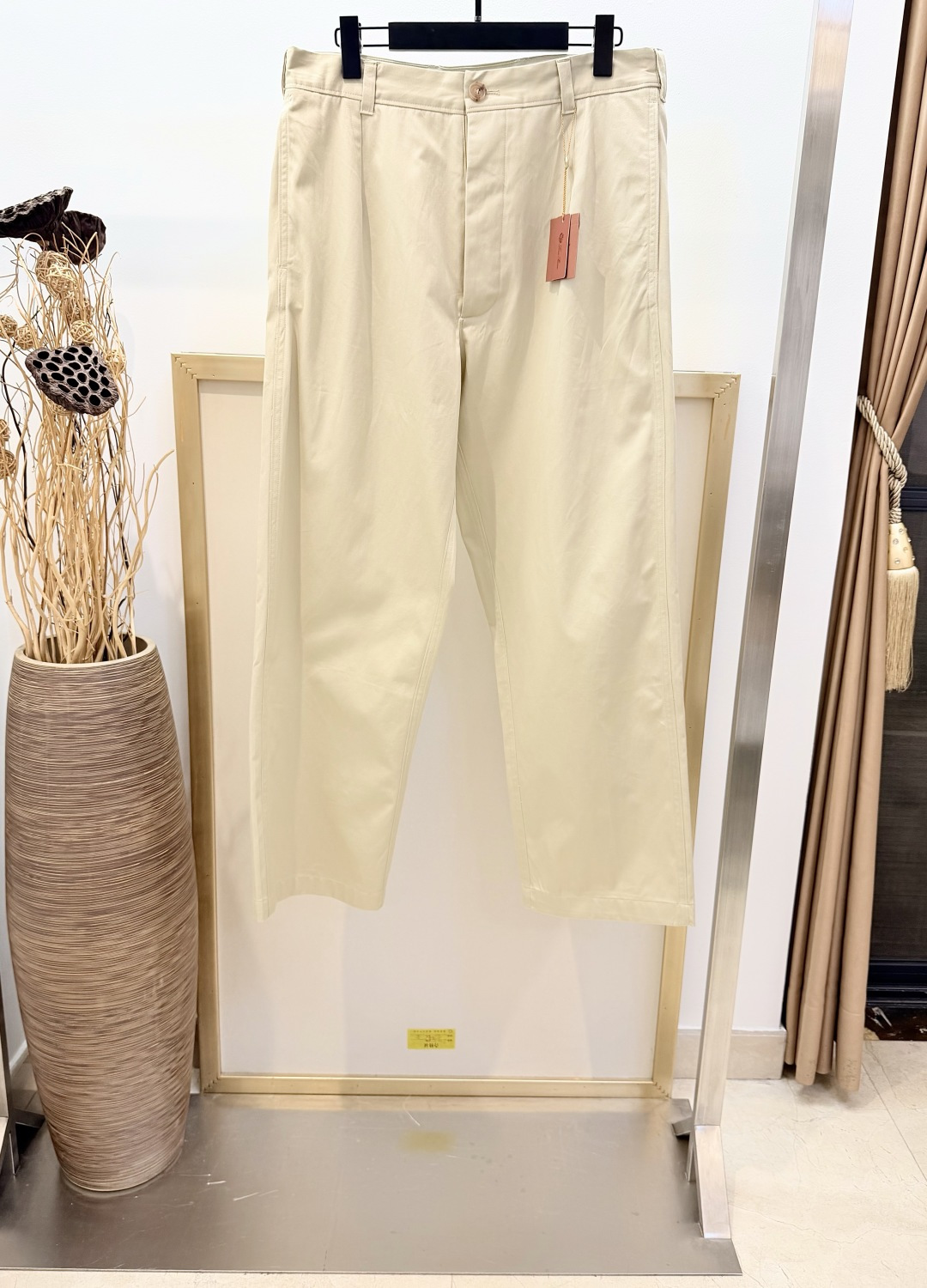 NO:829575,Size46/48/50/52 Light apricot, same style for men and women Loro Pi*na/LP/诺yo*ya Italian top luxury #low-key old money style/2026SS  Fuji trousers interpret a relaxed style with contemporary aesthetics. They are crafted from Cleveland cotton twill fabric, which has a dense and soft feel and a casual and natural wearing feel. The pants are ankle-length, loose and comfortable, and present a fashionable and elegant style. Exquisite topstitching details add the finishing touch. High waist. Straight cut. Button closure. Belt loops. Straight side pockets with hidden coin pocket; 2 flap back pockets with horn buttons without lining. Buttons decorated with Loro  Pi*na logo. Regular fit. Fabric: Cotton. Pocket lining: 66 cotton, 34 modal. Dry clean only or reverse-wrapped laundry bag. Neutral detergent. Quick machine wash cold. Iron on medium heat!  ,men's clothing,loro piana,loro piana,19860909Size46/48/50/52 浅杏色 男女同款 Loro Pi*na /LP/诺悠*雅 意式顶奢#低调老钱风/2026SS Fuji长裤以当代美学演绎轻松格调,采用Cleveland棉质斜纹面料匠心打造,手感致密柔和,呈现随性自然的穿着感.裤长至脚踝,宽松舒适,演绎时尚优雅格调.精致考究的明缝线细节增添点睛之笔.高腰.直筒剪裁.纽扣开合.腰带环.直侧袋,设有隐藏式零钱袋；2个翻盖后袋,配以牛角纽扣无衬里.纽扣饰以Loro Pi*na徽标.常规版型.面料 棉.口袋里料66棉,34 莫代尔纤维 仅限干洗或反面包裹洗衣袋中性洗涤剂冷水快速机洗中温熨烫！,男装,loro piana,loro piana,,Women's clothing