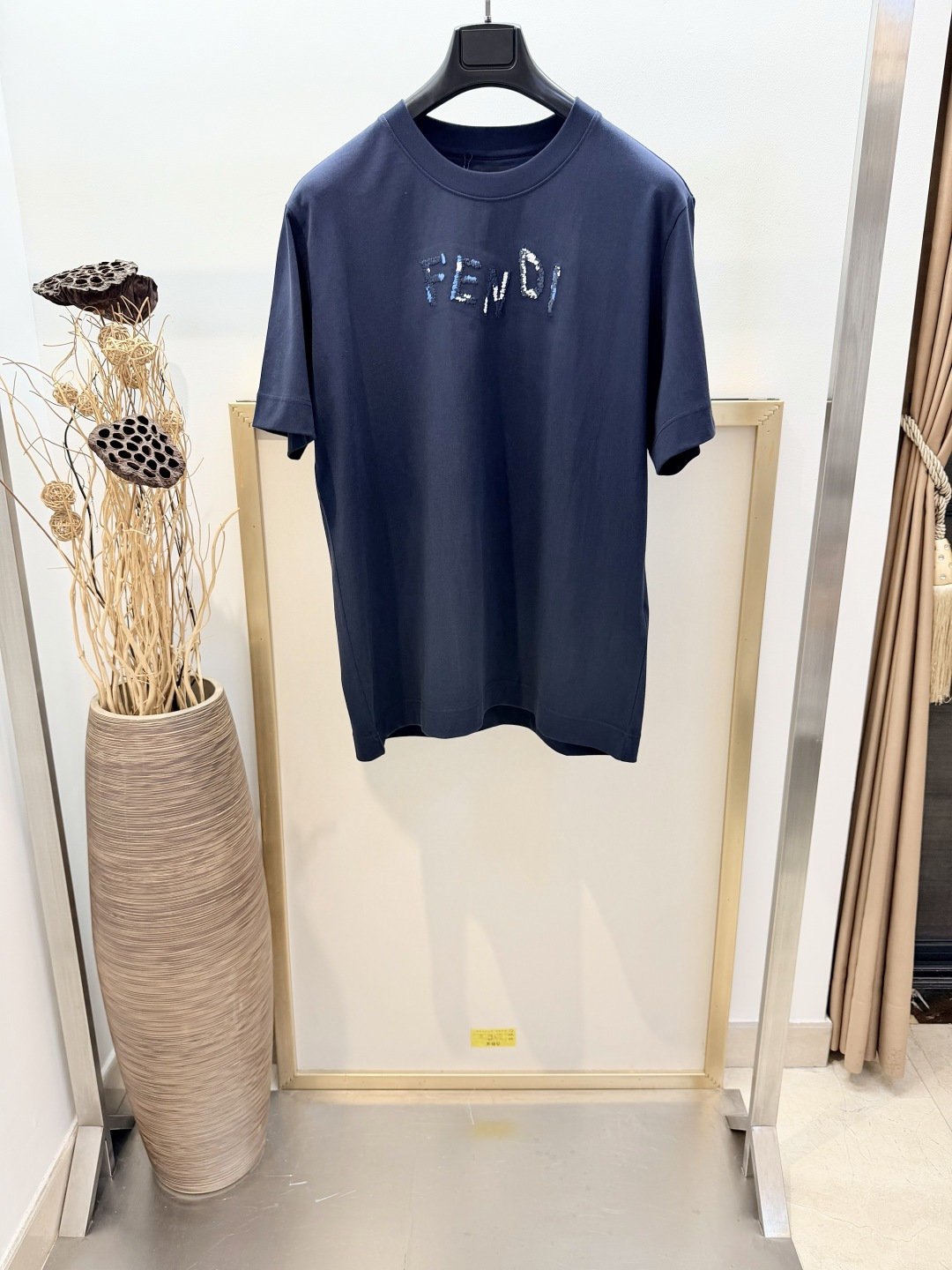 NO:830340,Sizes/m/l/xl Mysterious blue/off-white, same style for men and women. Fe*di/fen* 2026SS graffiti letter pattern embroidered slim fit short-sleeved round neck T-shirt. Made of pure cotton. Decorated with the same color embroidered FE*DI words on the chest, with contrasting yarn details. Washing method: Dry clean or wrap in a laundry bag on the back for quick machine wash in cold water!  !  Do not machine wash front side soak/warm water!  ,,T-shirt,tees,t-shirt,19860909Sizes/m/l/xl神秘蓝/米白两色 男女同款 Fe*di /芬* 2026SS 涂鸦字母图案刺绣修身版型短袖圆领T恤.纯棉材质.胸前饰有同色系刺绣FE*DI字样,搭配撞色纱线细节. 洗涤方式干洗或反面包裹洗衣袋冷水快速机洗！！不得正面机洗浸泡/温热水洗涤！,,T-shirt,tees，t-shirt,,Women's clothing