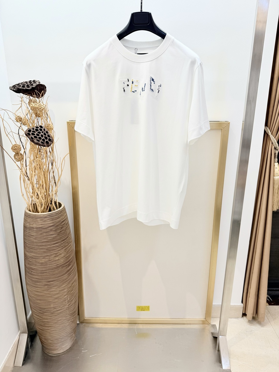 NO:830349,Sizes/m/l/xl Mysterious blue/off-white, same style for men and women. Fe*di/fen* 2026SS graffiti letter pattern three-dimensional embroidery slim fit short-sleeved round neck T-shirt. Made of pure cotton. Decorated with the same color embroidered FE*DI words on the chest, with contrasting yarn details. Washing method: Dry clean or wrap in a laundry bag on the back for fast machine wash in cold water!  !  Do not machine wash front side soak/warm water!  ,Louis Vuitton-clothing,louis vuitton,T-shirt,tees,t-shirt,19860909Sizes/m/l/xl神秘蓝/米白两色 男女同款 Fe*di /芬* 2026SS 涂鸦字母图案立体刺绣修身版型短袖圆领T恤.纯棉材质.胸前饰有同色系刺绣FE*DI字样,搭配撞色纱线细节. 洗涤方式干洗或反面包裹洗衣袋冷水快速机洗！！不得正面机洗浸泡/温热水洗涤！,路易威登-服装,louis vuitton,T-shirt,tees，t-shirt,,Women's clothing
