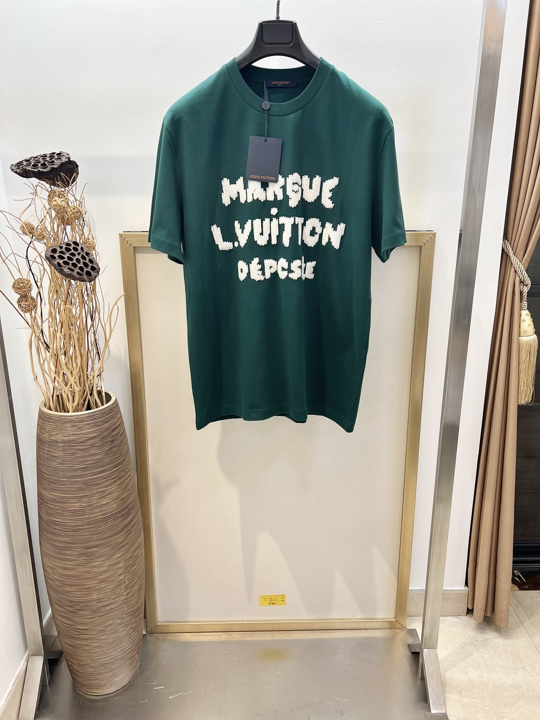 NO:855694,Size 46/48/50/52, same style for men and women. 1V Louis Vuitton 2026SS three-dimensional woolen embroidery. This T-shirt is made of cotton fabric dipped in lively colors, and the logo embroidery renews the classic style. The front is embellished with contrasting Marque L.Vuitton Deposee words, and the exaggerated stitching creates a hand-knitted trompe l'oeil effect. The same craftsmanship is used to express the 1V logo on the back, adding a smart brand style to the casual look.  Please dry clean or wrap in a laundry bag with cold water on the inside, wash separately and let dry naturally, iron on the inside at medium temperature, do not soak in warm water!  ,Louis Vuitton-clothing,louis vuitton,tees,t-shirt,19860909Size46/48/50/52码 男女同款 1V 路易家2026SS 立体毛线绣花本款T恤为棉质面料浸染活泼色调,再借标识刺绣焕新经典风尚.正面点缀撞色 Marque L.Vuitton Deposee 字样,夸张针脚营造手工针织般的错视效果,背部以同样工艺抒写1V 标识,为休闲造型点亮灵动的品牌风姿. 请干洗或反面冷水包裹洗衣袋单独洗涤自然晾干反面中温熨烫,切勿温热水浸泡！,路易威登-服装,louis vuitton,tees，t-shirt,,Women's clothing