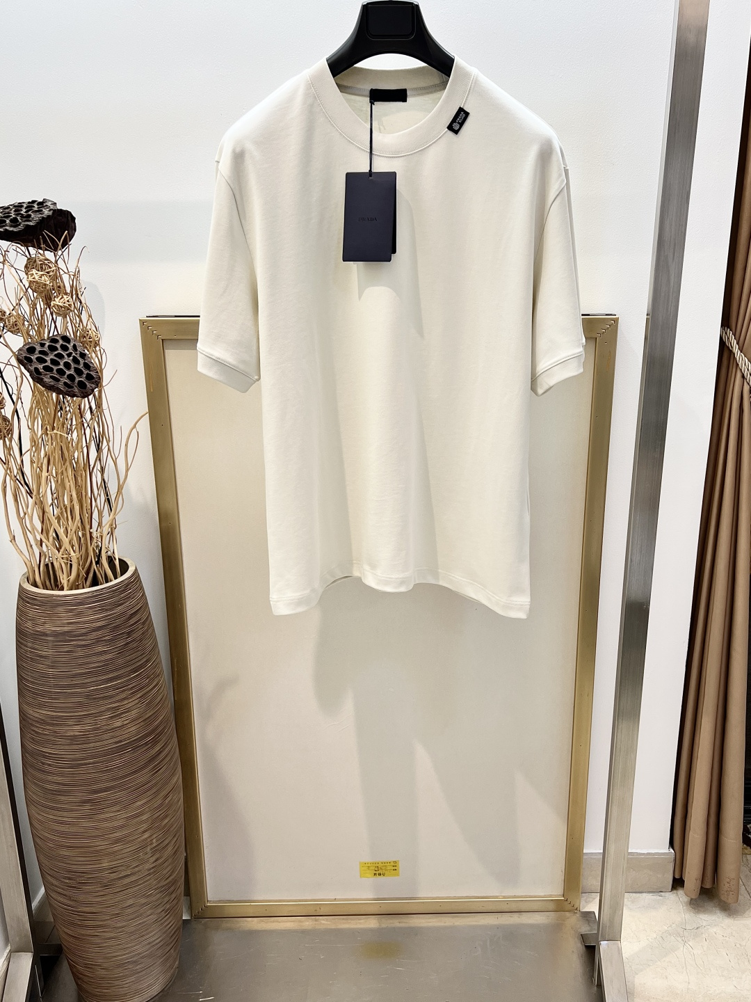 NO:855674,Sizes/m/l/xl light rice/dark gray, same style for men and women. Pr*da/P*da 2026SS Spring and Summer This soft heavyweight cotton T-shirt is cut in a straight cut, with a loose and comfortable os version. The ribbed knitted round neck and cuff trim outline the overall shape, and are embellished with contrasting color logo labels. The fabric label decorated with the Prada logo is recommended for dry cleaning or wrapping it inside out in a laundry bag for quick machine washing in cold water!  ,Prada-clothing,prada,prada,tees,t-shirt,19860909Sizes/m/l/xl淡米/深灰两色 男女同款 Pr*da/普*达 2026SS春夏这款柔软重磅棉质T恤采用直裁剪裁,os版型宽松舒适.罗纹针织圆领与袖口饰边勾勒整体造型,并以对比色徽标标签点缀其间.饰有Prada徽标的织物标签 建议干洗或反面包裹洗衣袋冷水快速机洗！,普拉达-服装,prada,prada,tees，t-shirt,,Women's clothing