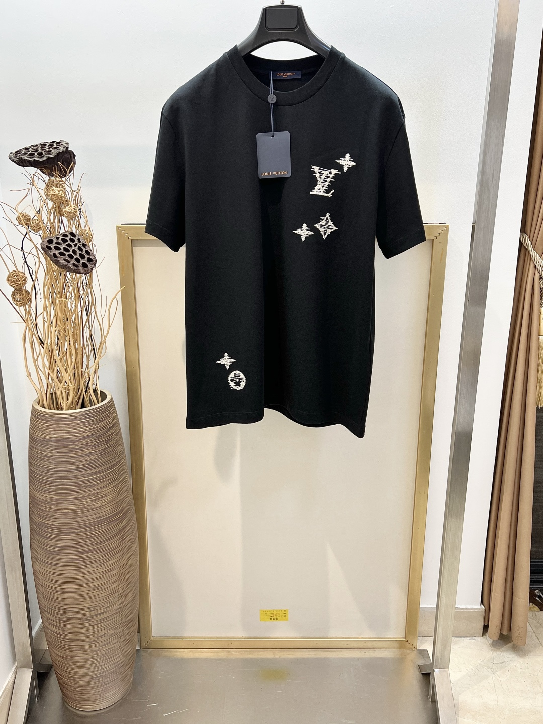 NO:859047,Size 46/48/50/52, same style for men and women, 1V Louis Vuitton 2026SS This cotton T-shirt focuses on the Monogram Sashiko embroidery of the season, and illuminates the basic design with exquisite details. The contrasting yarns on the front and back outline the three-dimensional texture of the Monogram logo, interpreting the inspiration of traditional craftsmanship. Please dry clean or wrap the laundry bag with cold water on the back, wash it separately and let it dry naturally, iron on the back at medium temperature, do not soak in warm water!  ,Louis Vuitton-clothing,louis vuitton,tees,t-shirt,19860909Size46/48/50/52码 男女同款 1V 路易家2026SS 本款棉质T恤聚焦当季 Monogram Sashiko 刺绣,以精湛细节点亮基础款设计.前后撞色纱线勾勒 Monogram 标识的立体肌理,演绎传统工艺的灵感启发. 请干洗或反面冷水包裹洗衣袋单独洗涤自然晾干反面中温熨烫,切勿温热水浸泡！,路易威登-服装,louis vuitton,tees，t-shirt,,Women's clothing