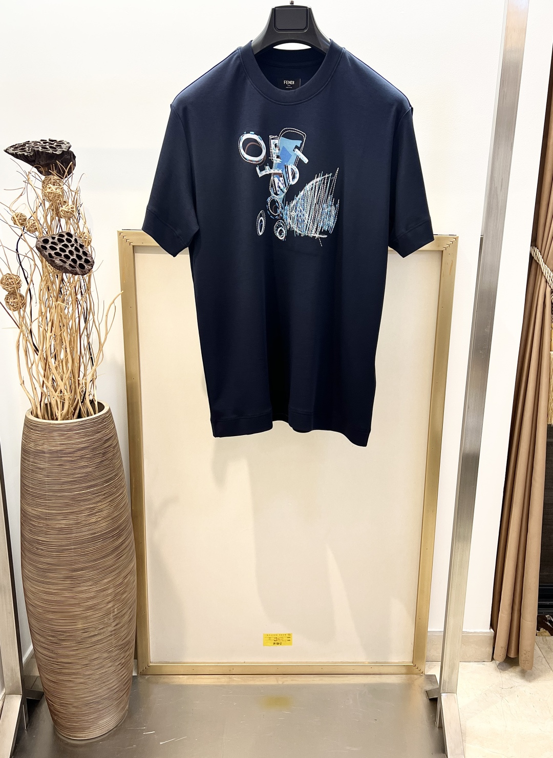 NO:859057,Sizes/m/l/xl Unisex Fe*di / Fen* 2026SS Abstract graffiti embroidery/printed standard fit short-sleeved round neck T-shirt. Made of dark blue cotton. Decorated with graphic print and yarn topstitch details on the front. Rib knitted round neck. Washing method Dry clean or wrap inside a laundry bag for fast machine wash in cold water!  !  Do not machine wash front side soak/warm water!  ,Fendi-clothing,fendi,T-shirt,tees,t-shirt,19860909Sizes/m/l/xl男女同款 Fe*di /芬* 2026SS 抽象涂鸦刺绣/印花标准版型短袖圆领T恤.深蓝色纯棉材质.正面饰有图形印花和纱线明线细节.罗纹针织圆领. 洗涤方式干洗或反面包裹洗衣袋冷水快速机洗！！不得正面机洗浸泡/温热水洗涤！,芬迪-服装,fendi,T-shirt,tees，t-shirt,,Women's clothing