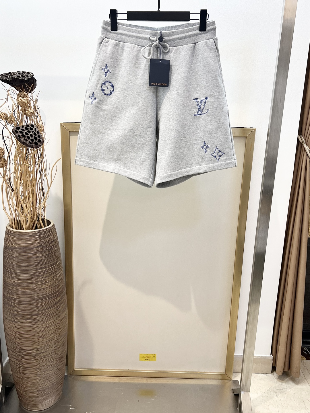 NO:860037,Size 46/48/50/52, same style for men and women 1V Louis Vuitton 2026SS This cotton floral gray casual drawstring shorts are made of soft cotton knitted fabric. Inspired by the traditional Monogram Sashiko embroidery to add craftsmanship and ingenuity, and the front and rear textured logos highlight subtle details. A casual look suitable for urban walks. Please dry clean or wrap the laundry bag inside cold water and wash separately to dry naturally. Iron at medium temperature on the back and do not soak in warm water!  ,Louis Vuitton-clothing,louis vuitton,shorts,19860909Size46/48/50/52码 男女同款 1V 路易家2026SS 本款棉质花灰色休闲抽绳短裤取材柔软棉质针织面料打造.灵感源自传统的Monogram Sashiko 刺绣增添匠艺巧思,前后纹理感标识彰显微妙细节.适宜都市漫步的休闲造型. 请干洗或反面冷水包裹洗衣袋单独洗涤自然晾干反面中温熨烫,切勿温热水浸泡！,路易威登-服装,louis vuitton,shorts,,Women's clothing