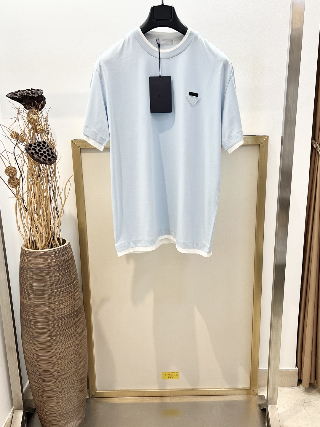 NO:860027,Sizes/m/l/xl haze blue/grey beige same style for men and women Pr*da/Pu*da 2026SS spring and summer splicing fake two-layer destroyed half-sleeved T-shirt  Iconic language is reimagined through the conceptual triangle logo, a symbol reinterpreted with contemporary ingenuity. This cotton T-shirt has a loose fit and clean cut, embellished with stitched labels. The garment uses experimental design techniques and is committed to exploring new aesthetic principles. Short sleeves. Rib knit crew neck. Straight hem. Conceptual triangle logo and sewn labels. Dry clean or wrap inside a laundry bag for quick machine wash!  ,Prada-clothing,prada,T-shirt,tees,t-shirt,19860909Sizes/m/l/xl雾霾蓝/灰米两色 男女同款 Pr*da/普*达 2026SS春夏拼接假两层破坏半袖T恤 标志性语言经由概念化三角形徽标焕新演绎,这一象征融入当代巧思重新诠释.这款棉质T恤采用宽松版型与利落剪裁设计,并以缝合标签点缀其间.该服装采用实验性设计手法,致力于探索全新的美学准则.短袖.罗纹针织圆领.平直底边.概念三角形徽标与缝制标签 建议干洗或反面包裹洗衣袋冷水快速机洗！,普拉达-服装,prada,T-shirt,tees，t-shirt,,Women's clothing