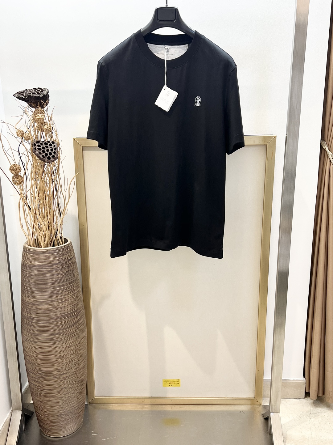 NO:862998,Sizes/m/l/xl size black/white/grey three colors same style for men and women BC/Brunello Cuci*elli Italian top luxury #low-key old money style logo printed round neck cotton half-sleeved T-shirt  The selected materials highlight the retro style of this round neck T-shirt. The soft cotton and this season's color combination present a casual and easy-to-wear style. The logo print on the chest adds a touch of iconic detail to the T-shirt. The standard size design makes your activities extra natural, comfortable and elegant. The classic turtle back design and printed wheat rack do not tie your body!  Double side hem placket. Washing method: Dry clean or wrap inside laundry bag for fast machine wash in cold water!  ,men's clothing,brunello cucinelli,tees,t-shirt,19860909Sizes/m/l/xl码 黑/白/灰 三色 男女同款 BC/Brunello Cuci*elli 意式顶奢#低调老钱风 徽标印花圆领棉质半袖T恤 的甄选材料彰显了这款圆领T恤的复古风范.柔软的棉质与本季色彩组合,呈现出休闲易搭的格调,胸前徽标印花为T恤增添一抹标志性细节.而标准尺寸设计让您的活动格外自然舒适且有气质.经典龟背设计印花麦架不扎身！双侧下摆开襟式 洗涤方式干洗或反面包裹洗衣袋冷水快速机洗！,男装,brunello cucinelli,tees，t-shirt,,Women's clothing