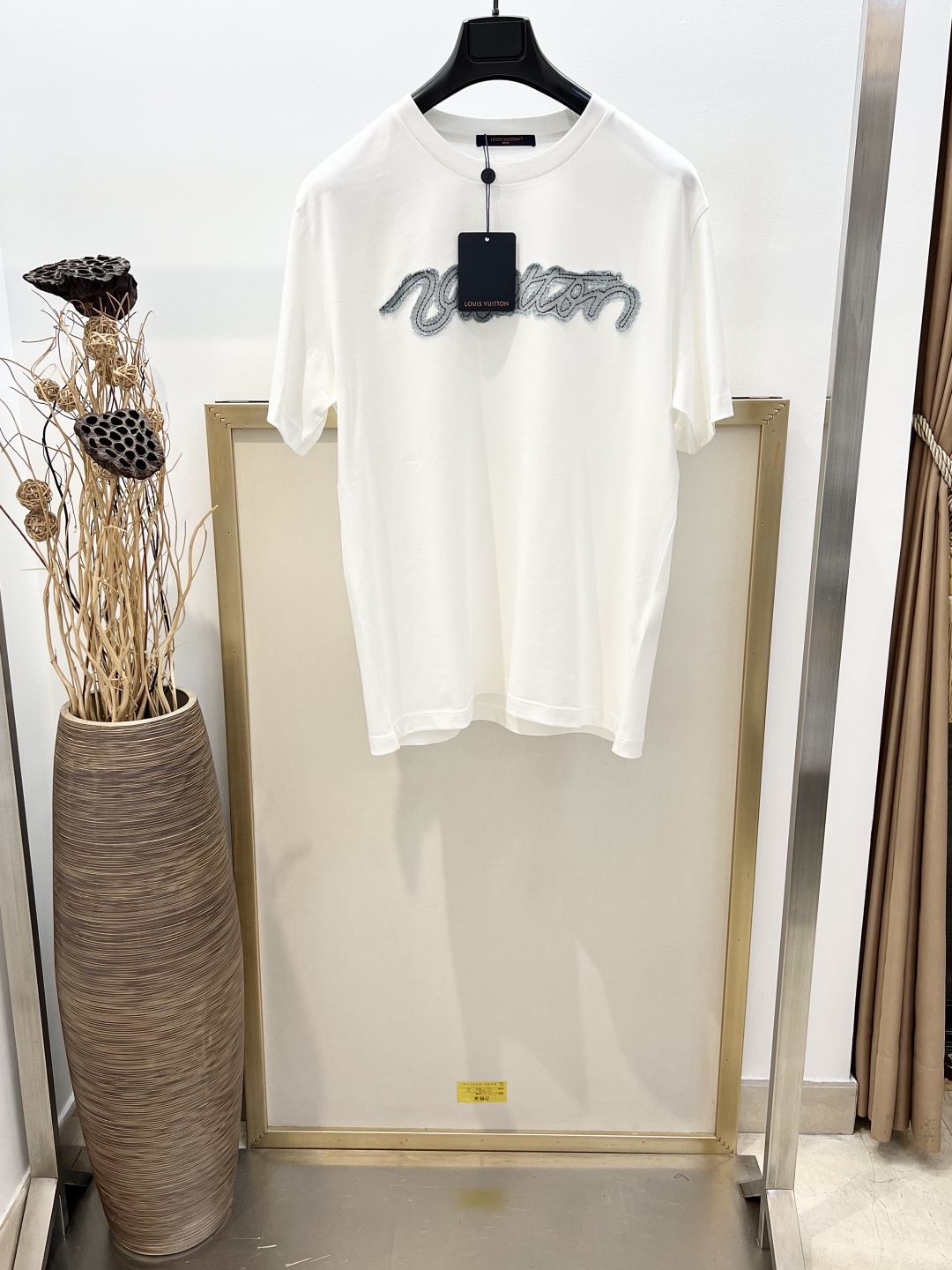 NO:863420,Size 46/48/50/52 Color Blue/White Unisex 1V Louis Vuitton 2026SS This classic T-shirt is embellished with a Vui*ton handwritten washed denim patch on the chest, capturing the distressed effect textured embroidery process. The woven Marque 1.Vuit*on Déposée patch on the back adds subtle details. The casual design is easy to match and easily upgrades to a summer casual look.  High-quality cotton. Embellished with embroidered denim logo patch on the chest. Embellished with woven logo label on the back. Please dry clean or wrap in a laundry bag in cold water and wash separately and let dry naturally. Iron on the reverse side at medium temperature. Do not soak in warm water!  ,Louis Vuitton-clothing,louis vuitton,19860909Size46/48/50/52码 颜色蓝/白 男女同款  1V 路易家2026SS 本款经典 T 恤于胸前点缀 Vui*ton 手写体洗水牛仔贴饰,撷取做旧效果纹理感刺绣工艺呈现.后部梭织 Marque 1.Vuit*on Déposée 贴饰平添微妙细节.随性设计易于搭配,轻松升格夏日休闲造型. 优质棉.胸前点缀刺绣牛仔标识贴饰.后部点缀梭织标识标签 请干洗或反面冷水包裹洗衣袋单独洗涤自然晾干反面中温熨烫,切勿温热水浸泡！,路易威登-服装,louis vuitton,,Women's clothing