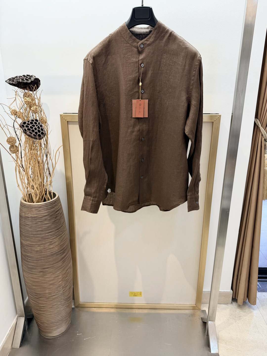 NO:866154,Size46/48/50/52 navy blue/white/flax/coffee, four colors, same style for men and women, Loro Pi*na/LP/nuoyoupianya Italian top luxury #low-key old money style/2026SS  The Elia shirt is exquisite and versatile, cleverly combining the classic silhouette of Andre shirts with a low mandarin collar. Woven from Solaire linen, it has a cool feel, texture and soft texture, and has been treated with the brand's special process. Mother-of-pearl button closure. Long-sleeved shirt-style cuffs with mother-of-pearl buttons. The rounded hem is embellished with small Loro Piana badge patches on both sides. Regular fit. Fabric Linen  It is recommended to dry clean or hand wash in cold water without wringing out. Machine wash with the wrong side wrapped in a laundry bag using neutral laundry detergent. Dehydrate for the shortest time and do not tumble dry. Flatten the wrinkles immediately after washing and hang to dry in a ventilated and cool place. Iron at medium temperature, men's clothing, loro piana, loro piana, shirts,19860909Size46/48/50/52 海军蓝/白色/亚麻色/咖色 四色 男女同款 Loro Pi*na /LP/诺悠翩雅 意式顶奢#低调老钱风/2026SS Elia衬衫精致百搭,巧妙融合Andre衬衫经典版型与低中式领.由Solaire亚麻编织而成,手感凉爽,兼具纹理和柔软质感,并经过品牌特殊工艺处理.珍珠母贝纽扣开合.长袖衬衫式袖口,配以珍珠母贝纽扣.圆润下摆两侧点缀小巧Loro Piana徽章贴饰.常规版型.面料 亚麻 建议干洗或冷水手洗勿用力拧干,机洗反面包裹放洗衣袋用中性洗衣液柔和轻柔模式,最短时间脱水勿烘干.洗后立即拉平褶皱在通风阴凉处悬挂晾干.中温熨烫,男装,loro piana,loro piana,shirts,,Women's clothing