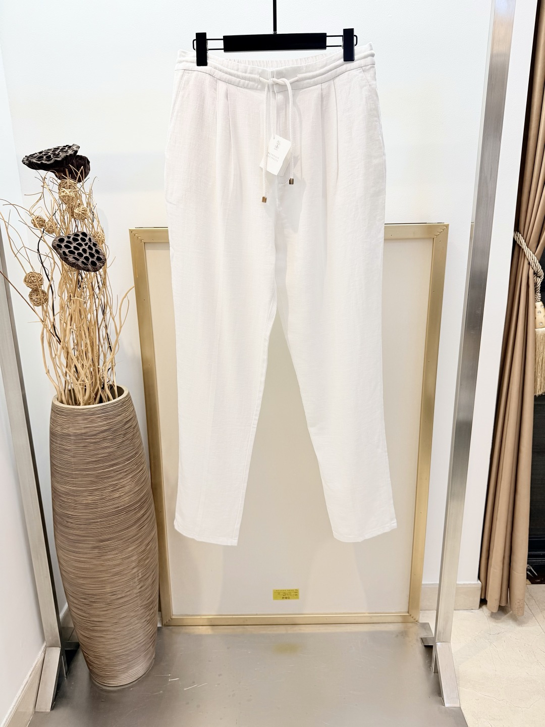 NO:866214,Sizes/m/l/xl code mysterious blue/white two colors same style for men and women BC/Brunello Cuci*elli Italian top luxury #low-key old money style  Drawstring double-pleat linen trousers. The light texture of linen gabardine gives these casual style trousers a sophisticated taste. The tailoring details of the double-pleat design are cleverly integrated with the drawstring elements to outline a modern and flexible silhouette, showing a contemporary style that is both elegant and casual. The mid-waist version outlines a smooth and balanced trouser line, showing a natural and comfortable wearing proportion. The zipper fly with metal hooks, buckles and drawstrings is 'American style'. Front pockets, double pleated piping, rear pockets, simple cuffs  Washing method: dry clean or wrap inside laundry bag, machine wash cold, fast, medium heat, iron, men's clothing, brunello cucinelli,19860909Sizes/m/l/xl码 神秘蓝/白色 两色 男女同款 BC/Brunello Cuci*elli 意式顶奢#低调老钱风 抽绳双褶亚麻长裤.亚麻华达呢的轻盈质感令这款休闲风格的长裤具有考究品味.双褶设计的裁缝细节与抽绳元素巧妙融合,勾勒出现代而灵动的廓形,展现兼具雅致与休闲气息的当代风格.中腰版型勾勒出顺畅而平衡的裤型线条,呈现自然舒适的穿着比例.搭配金属挂钩、搭扣和拉绳的拉链门襟“美式“前口袋双褶滚边后口袋简单裤口 洗涤方式干洗或反面包裹洗衣袋冷水快速机洗中温熨烫,男装,brunello cucinelli,,Women's clothing