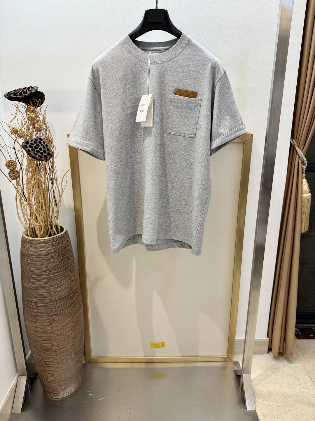 NO:866241,Sizes/m/l/xl Night Black/Coffee/Light Floral Gray 3 Colors Same Style for Men and Women BOTTEGA VEN*TA /BV 2026SS Heavy cotton half-sleeved T-shirt with woven suede front patch pocket cuffs with brand embroidery. Loose fit. Cotton knitted T-shirt. Washing method is recommended to wrap the laundry bag on the back for quick machine wash in cold water or dry cleaning!  Avoid soaking in warm water/rubbing with hands, Bottega Veneta-clothing,bottega veneta,bottega veneta,bottega veneta,tees,t-shirt,19860909Sizes/m/l/xl极夜黑/咖色/浅花灰 3色 男女同款 BOTTEGA VEN*TA /BV 2026SS 重磅棉质半袖T恤,配有编织绒面革正面贴饰口袋袖口配有品牌刺绣.宽松版型. 棉质针织T恤棉 洗涤方式建议反面包裹洗衣袋冷水快速机洗或干洗！忌温热水浸泡/手搓,葆蝶家-服装,bottega veneta,bottega veneta,bottega veneta,tees，t-shirt,,Women's clothing