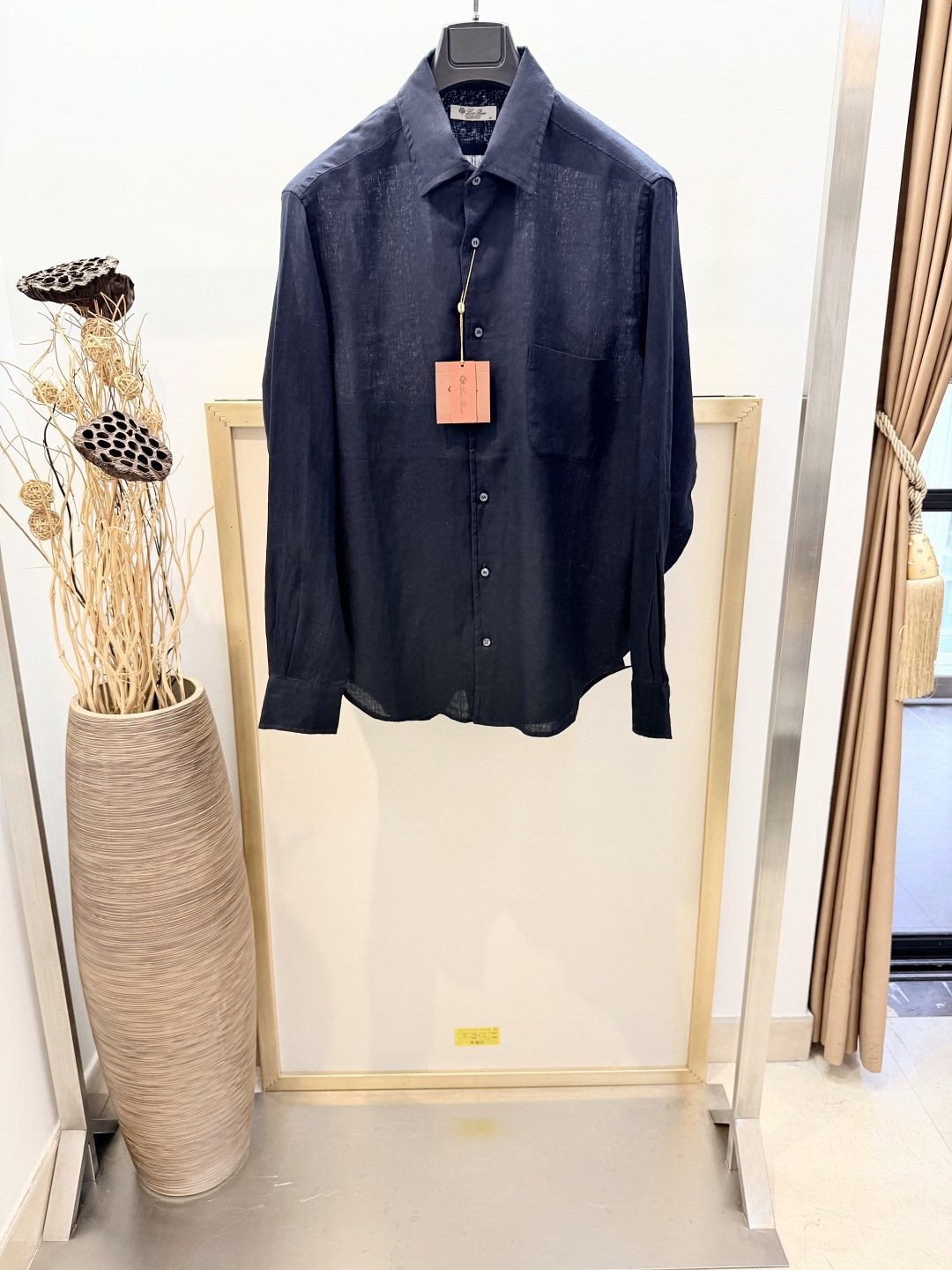 NO:866809,Size46/48/50/52 Navy blue/off-white/light blue/khaki Four colors Uniform for men and women Fabric Linen Loro Pi*na /LP/NUO Youpianya Italian top luxury#Low-key old money style/2026SS Andre  Men's lapel shirt. Made from cool, fresh linen, it's a pleasure to wear. The collar is welted for a neat, comfortable fit, and can be worn open without a tie. Casual yet sophisticated, perfect for off-duty looks. This Loro Piana shirt can be worn alone or under a jacket. Four-hole mother-of-pearl buttons with Loro Piana logo sewn fabric patch, rounded cuffs, double buttons. Rear pleats  It is recommended to dry clean or hand wash in cold water and do not wring it out too hard. For machine washing, wrap it inside out and put it in a laundry bag. Use neutral laundry detergent on the soft and gentle mode. Dehydrate for the shortest time and do not tumble dry. After washing, straighten the wrinkles immediately and hang to dry in a ventilated and cool place. Men's clothing, loro piana, loro piana, jackets & coats, shirts, ties,19860909Size46/48/50/52 海军蓝/米白/浅蓝色/卡其 四色 男女同款 面料 亚麻 Loro Pi*na /LP/诺悠翩雅 意式顶奢#低调老钱风/2026SS Andre 男士翻领衬衫.采用凉爽清新的亚麻材质,穿着愉悦舒适.衣领带贴边,确保利落、舒适的穿着效果,还可不系领带敞开穿着.休闲但却精致,适合营造闲暇时光装扮.这款Loro Piana衬衫可单穿,亦可套穿在夹克里面.四孔珍珠母贝纽扣带Loro Piana标识的缝纫布贴饰,圆角袖口,双纽扣.后部褶裥 建议干洗或冷水手洗勿用力拧干,机洗反面包裹放洗衣袋用中性洗衣液柔和轻柔模式,最短时间脱水勿烘干.洗后立即拉平褶皱在通风阴凉处悬挂晾干.,男装,loro piana,loro piana,jackets & coats,shirts,ties,,Women's clothing