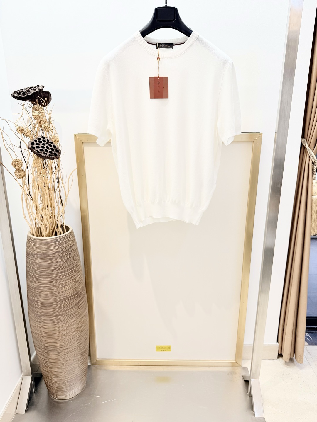 NO:866191,Size46/48/50/52 Navy/white two colors, same style for men and women. Loro Pi*na/LP/诺yopanya Italian top luxury old money 2026SS Walkery mulberry silk round neck sweater  This round neck short-sleeved sweater is made from cotton and mulberry silk blended yarn. Allover raised needle knitting creates a light and smooth fit, and fits the dropped shoulder sleeves, making it softer and more comfortable to wear. Knitted collar and cuffs. Rib knit hem. Fabric 70 cotton, 30 mulberry silk. Dry clean only or wrap inside out in a laundry bag. Mild detergent, cold water, quick machine wash, medium heat, iron!  ,women's clothing,loro piana,loro piana,T-shirt,19860909Size46/48/50/52 藏青/白 两色 男女同款 Loro Pi*na /LP/诺悠翩雅 意式顶奢老钱2026SS Walkery 桑蚕丝圆领针织衫 这款圆领短袖针织衫采用棉质与桑蚕丝混纺纱线制成.通体凸针编织营造出轻盈且流畅的版型,契合落肩袖,令穿着更加柔软舒适.针织衣领和袖口.罗纹针织底边 面料70 棉,30 桑蚕丝 仅限干洗或反面包裹洗衣袋中性洗涤剂冷水快速机洗中温熨烫！,女装,loro piana,loro piana,T-shirt,,Women's clothing
