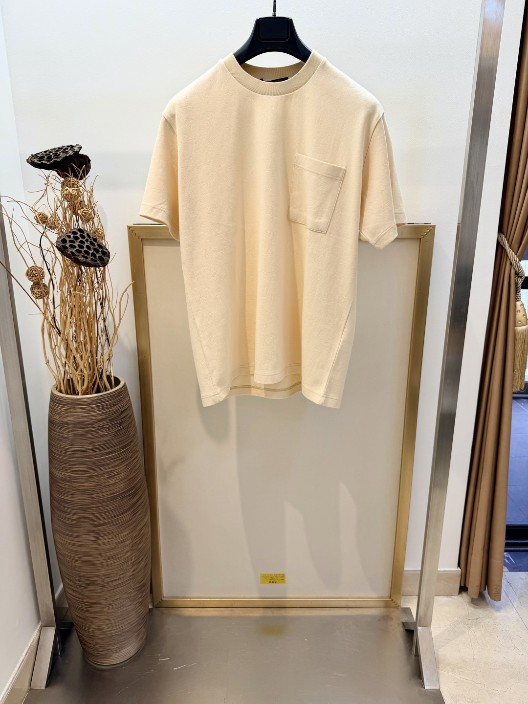 NO:866202,Size 46/48/50/52, same style for men and women. 1V Louis Vuitton 2026SS classic MONOGRAM jacquard cotton half-sleeved pocket T-shirt. This T-shirt is made of piqué cotton to achieve a breathable and comfortable wearing experience. The full-width Monogram jacquard is integrated into the knitted structure, low-key and delicate texture. The patch pocket design is easy to match with various styles, making it a versatile item for daily outfits.  Please dry clean or wrap in a laundry bag with cold water on the inside, wash separately and let dry naturally, iron on the inside at medium temperature, do not soak in warm water!  ,Louis Vuitton-clothing,louis vuitton,tees,t-shirt,19860909Size46/48/50/52码 男女同款 1V 路易家2026SS 经典MONOGRAM提花棉质半袖口袋T恤本款T恤以珠地棉成就透气舒适的穿着体验.全幅Monogram提花融入针织结构,低调勾勒细腻肌理.贴袋设计易于搭配多样造型,诠释日常装束的百搭单品. 请干洗或反面冷水包裹洗衣袋单独洗涤自然晾干反面中温熨烫,切勿温热水浸泡！,路易威登-服装,louis vuitton,tees，t-shirt,,Women's clothing