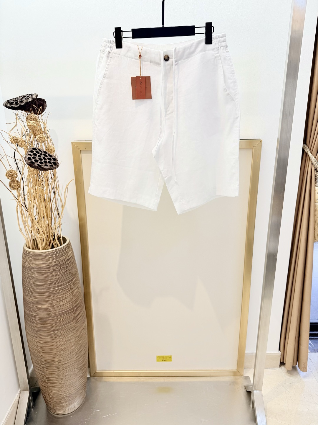 NO:866892,Size46/48/50/52 Brown/light blue/white three colors available, same style for men and women Loro Pi*na/LP/诺yopanya Italian top luxury old money 2026SS  Nolan men's Bermuda elasticated linen shorts. The unique texture of linen exudes a quiet confidence, making people think of sun-drenched days and the eager anticipation of warmer seasons. This Nolan style shorts is a classic Bermuda style  A new interpretation of the style, made of plain weave linen, full of texture. After special processing, it has a smooth drape. Front American pocket, back welt pocket with button zipper and button closure. Horn buttons. Loro on the inside where your name can be written.  Piana logo tag. Side elastic inlay. Fabric: Linen. Lining: 66 cotton, 34 modal. Dry clean only or inside-out laundry bag. Mild detergent. Machine wash cold. Quick, medium heat. Iron!  ,men's clothing,loro piana,loro piana,shorts,19860909Size46/48/50/52 咖色/浅蓝/白色 三色可选 男女同款 Loro Pi*na /LP/诺悠翩雅 意式顶奢老钱2026SS Nolan男士百慕大松紧系绳亚麻短裤.亚麻独特的质感散发着一种淡然的自信,让人不禁联想到阳光普照的日子,以及对温暖季节的殷切期盼.这款Nolan款短裤是对经典百慕大款式的全新演绎,采用平纹编织亚麻制作,质感十足.经过特殊工艺处理,具有流畅的垂坠感.正面美式口袋,背面贴边口袋配有纽扣拉链和纽扣开合.牛角纽扣.可书写姓名的内侧Loro Piana徽标标签.侧面松紧嵌饰.面料 亚麻.里料66棉,34 莫代尔纤维 仅限干洗或反面包裹洗衣袋中性洗涤剂冷水快速机洗中温熨烫！,男装,loro piana,loro piana,shorts,,Women's clothing