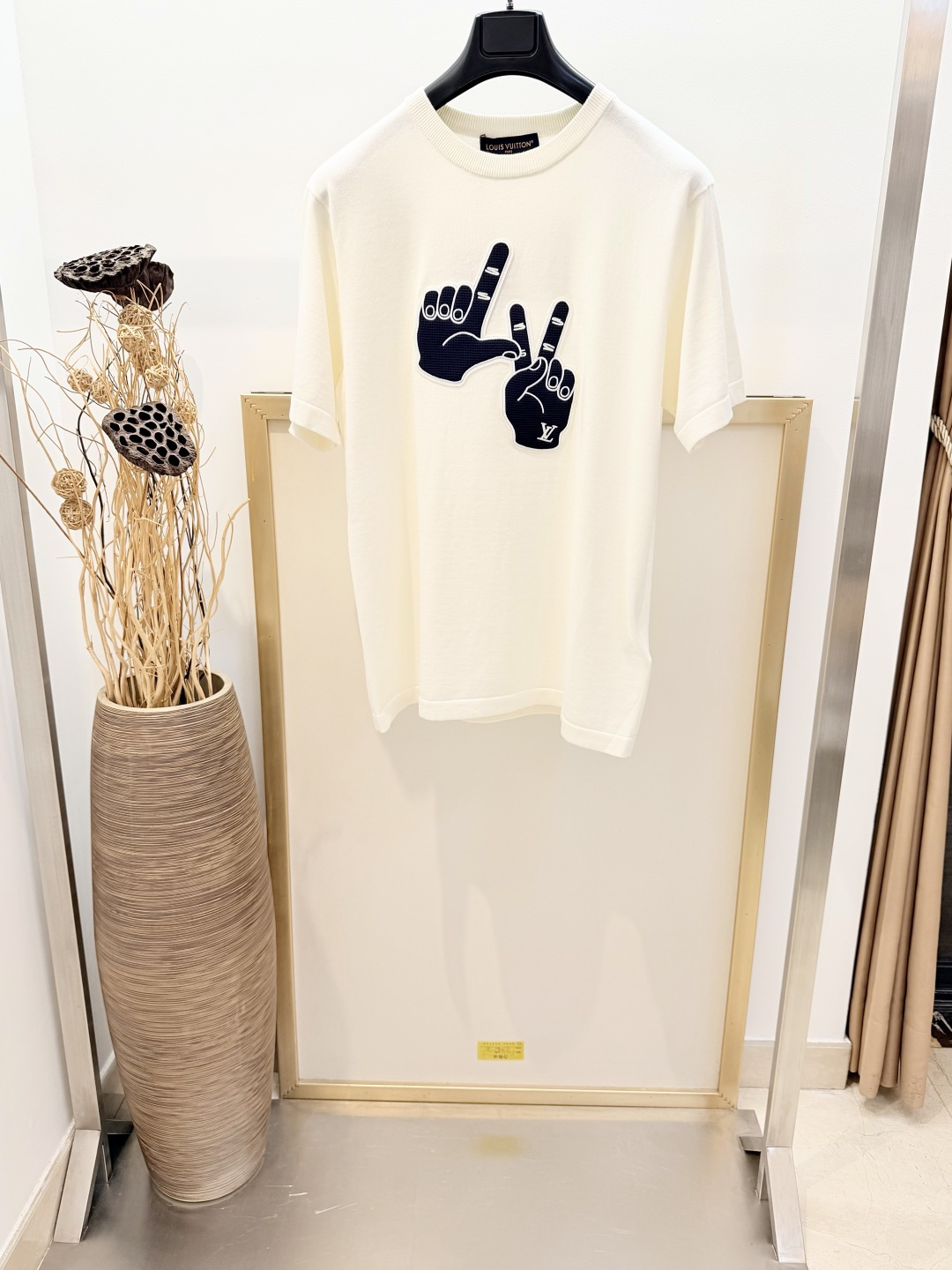 NO:886182,Size 46/48/50/52, same style for men and women. 1V Louis V-sign logo patch short-sleeved crew neck half-sleeved shirt. This short-sleeved crew-neck shirt is made of soft cotton fabric, with a patch on the chest depicting Pharrell Williams making the 1V gesture with both hands, and the 1V logo embroidered on the right hand. The back is embellished with a woven logo patch texture, showing a summer atmosphere.  Please dry clean or wrap in a laundry bag with cold water on the inside, wash separately and let dry naturally, iron on the inside at medium temperature, do not soak in warm water!  ,Louis Vuitton-clothing,louis vuitton,T-shirt,19860909Size46/48/50/52码 男女同款 1V 路易家 V手势标识贴饰短袖圆领半袖衫本款短袖圆领衫取材柔软棉质面料,以胸前贴饰描绘 Pharrell Williams菲董双手摆出1V 手势之姿,右手再添1V 标识刺绣.后部点缀梭织标识贴饰织纹,流露夏日气息. 请干洗或反面冷水包裹洗衣袋单独洗涤自然晾干反面中温熨烫,切勿温热水浸泡！,路易威登-服装,louis vuitton,T-shirt,,Women's clothing