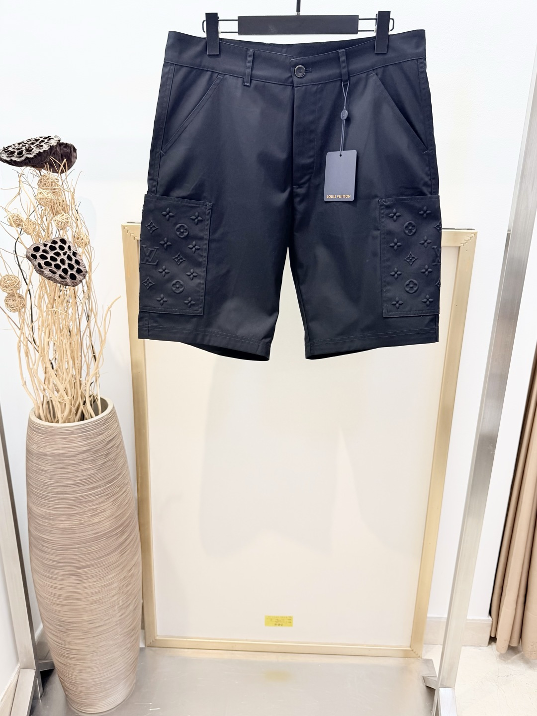 NO:888469,Size 46/48/50/52, black/khaki, same style for men and women, 1V Louis family solid color twill pocket embossed embossed cargo shorts MONOGRAM embossed pocket cargo shorts. This style of cargo shorts is made of blended twill cotton to create a comfortable and slightly elastic texture. It incorporates Monogram embossed cargo pockets into the classic silhouette to create a perfect casual experience.  Please dry clean or wrap in a laundry bag with cold water on the inside, wash separately and let dry naturally, iron on the inside at medium temperature, do not soak in warm water!  ,Louis Vuitton-clothing,louis vuitton,shorts,19860909Size46/48/50/52码 黑/卡其两色男女同款 1V 路易家 纯色斜纹口袋压纹浮雕工装短裤MONOGRAM 压纹口袋工装短裤本款工装短裤以混纺斜纹棉质营造舒适微弹质感,为经典廓形融入Monogram 压纹工装口袋设计打造完美休闲体验 请干洗或反面冷水包裹洗衣袋单独洗涤自然晾干反面中温熨烫,切勿温热水浸泡！,路易威登-服装,louis vuitton,shorts,,Women's clothing