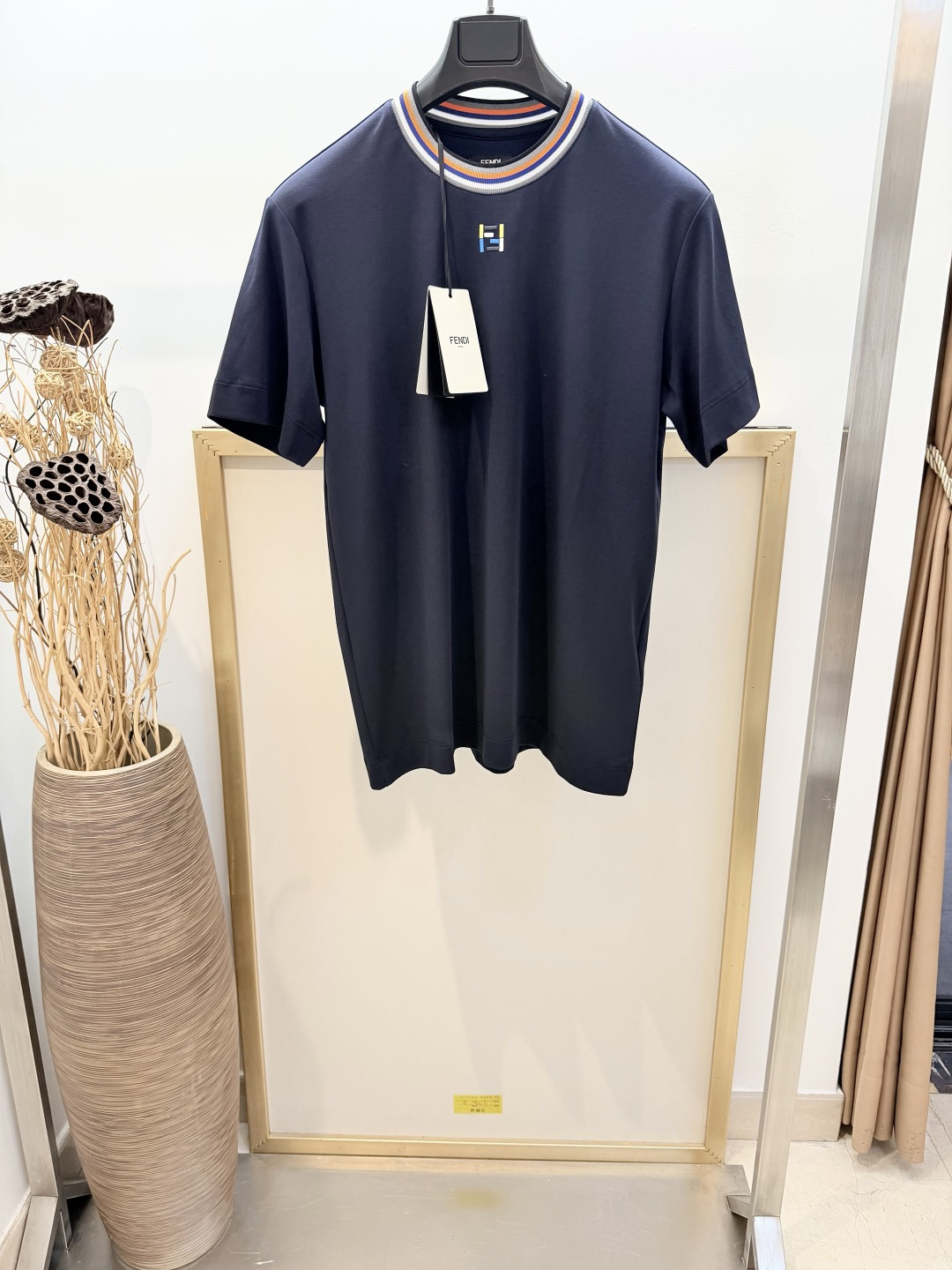 NO:888459,Sizes/m/l/xl blue/white, same style for men and women, Fe*di/fen* 2026SS Contrast stripe collar short-sleeved round neck T-shirt. Made of pure cotton. Decorated with contrasting color-blocking striped round neck. Color-blocking FF logo embroidered in the center of the chest. Main fabric: cotton; collar cotton. Washing method: Dry clean or wrap in a laundry bag on the back for fast machine wash in cold water!  !  Do not machine wash front side soak/warm water!  ,Fendi-clothing,fendi,T-shirt,tees,t-shirt,19860909Sizes/m/l/xl蓝/白两色 男女同款 Fe*di /芬* 2026SS 撞色条纹领口短袖圆领T恤.纯棉材质.饰有撞色拼色条纹圆领.胸前中央绣有拼色FF标志.主面料 棉；领棉 洗涤方式干洗或反面包裹洗衣袋冷水快速机洗！！不得正面机洗浸泡/温热水洗涤！,芬迪-服装,fendi,T-shirt,tees，t-shirt,,Women's clothing