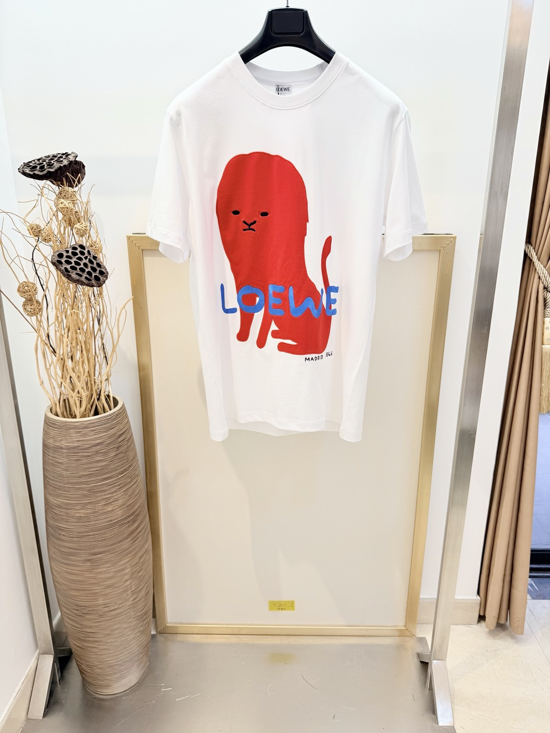 NO:888451,Sizes/m/l/xl Black and white, same style for men and women L*EWE/LO*WE LO*WE 180th Anniversary Limited Edition LO*WE means 'lion' in German. Now follow the limited lion image and join our 180th anniversary celebration. Cotton T-shirt. Decorated with a lion jersey patch on the chest * 'LO*WE 1846 Madrid' embroidery on the front * Double embroidery on the back  Cotton (except for decoration and ribbing) loose fit, the most versatile style!  It goes well with leggings... It is recommended to wrap it inside a laundry bag and machine wash it quickly in cold water or dry clean it!  Avoid soaking in warm water/rubbing with hands, Loewe-clothing, loewe, tees, t-shirt,19860909Sizes/m/l/xl 黑白两色 男女同款 L*EWE/罗*威 LO*WE罗意威180周年限定版罗意威在德语中意“狮子”.现在就跟随限定狮子形象,加入我们的180周年庆典.棉质T恤.胸前点缀狮子平纹针织贴饰*正面饰有“LO*WE 1846 Madrid”刺绣*背面Double刺绣 棉（装饰及罗纹除外）宽松版型最百搭的款式！搭配leggings穿也妥妥哒…… 洗涤方式建议反面包裹洗衣袋冷水快速机洗或干洗！忌温热水浸泡/手搓,罗意威-服装,loewe,tees，t-shirt,,Women's clothing
