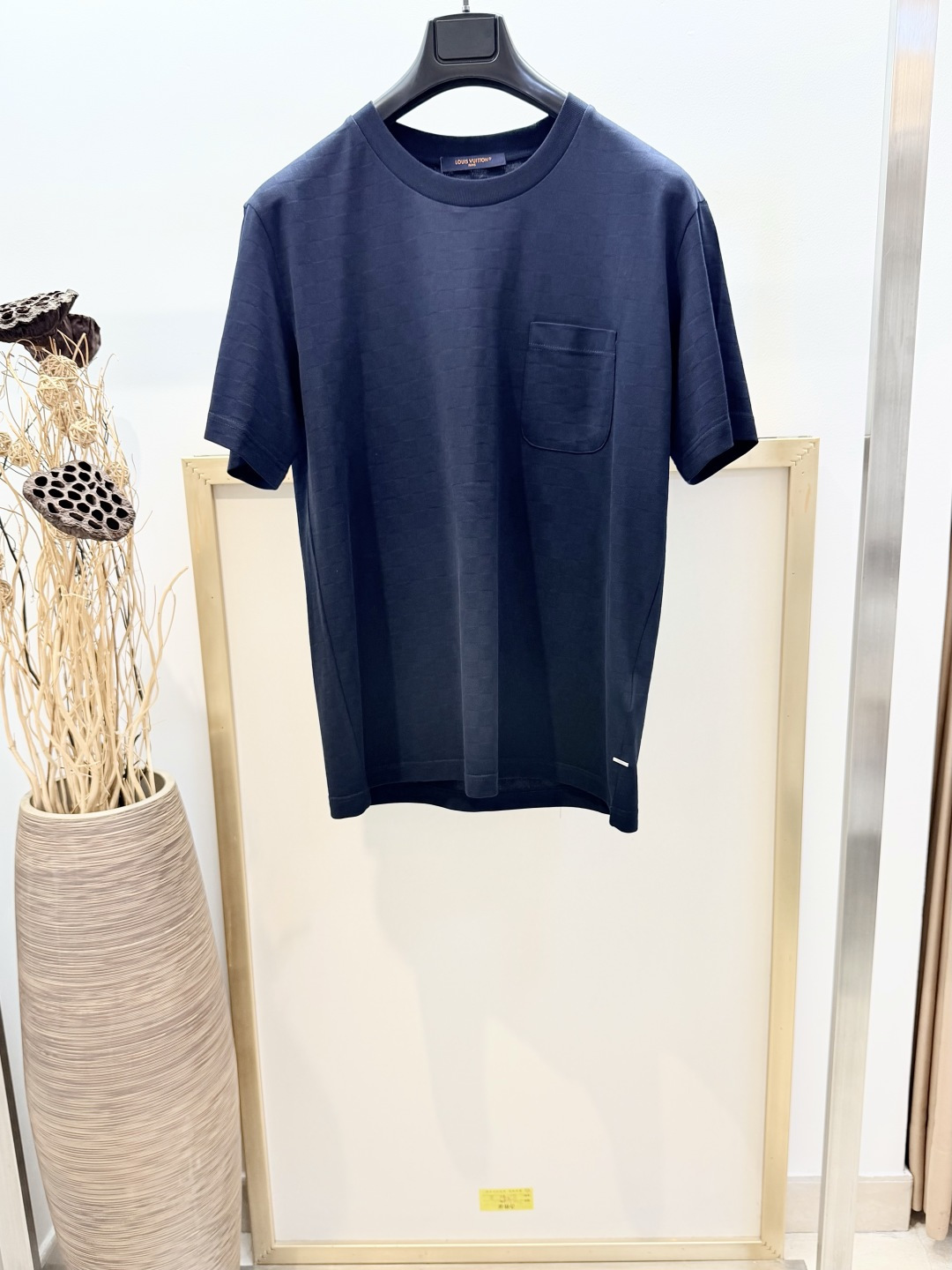 NO:888442,Size 46/48/50/52, same style for men and women. 1V Louis family classic checkerboard HALF DAMIER pocket T-shirt. Standard fit round neck half-sleeved T-shirt is made of light pique cotton, with the classic Damier pattern on one side, and a plain background to highlight the Damier pocket. There is a metal decorative buckle on the left hem. Please dry clean or wrap the laundry bag with cold water on the inside, wash it separately and let it dry naturally, iron on the other side at medium temperature, do not soak in warm water!  ,Louis Vuitton-clothing,louis vuitton,tees,t-shirt,19860909Size46/48/50/52码男女同款 1V 路易家 经典棋盘格HALF DAMIER 口袋T恤标准版型圆领半袖T恤取材轻盈珠地棉,令经典 Damier 图案铺陈一侧,再以素色背景烘托 Damier 口袋.左侧下摆有金属装饰卡扣 请干洗或反面冷水包裹洗衣袋单独洗涤自然晾干反面中温熨烫,切勿温热水浸泡！,路易威登-服装,louis vuitton,tees，t-shirt,,Women's clothing