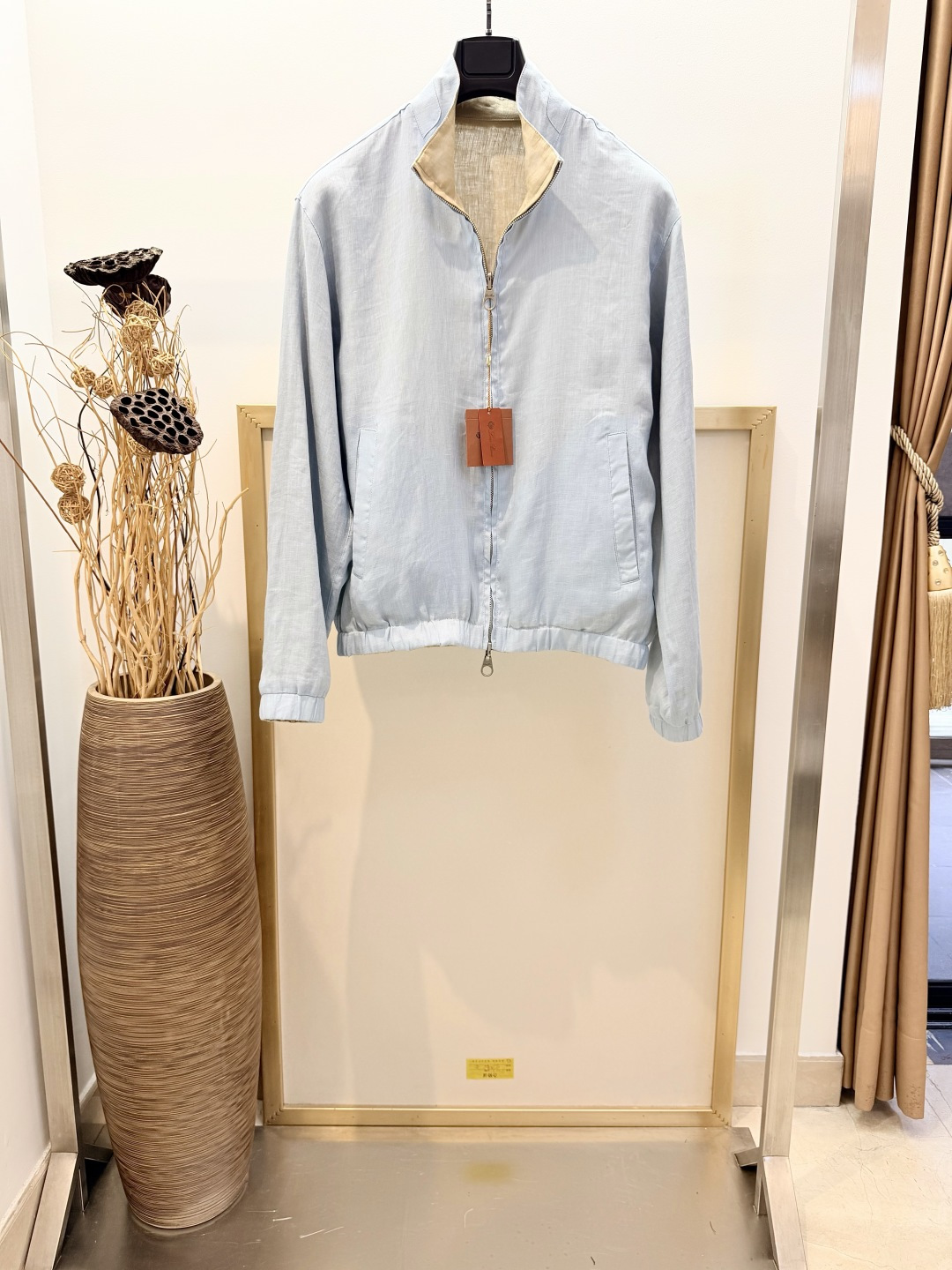 NO:888436,Size46/48/50/52 Shell blue/beige, coffee/navy blue, two colors, same style for men and women, Loro Pi*na/LP/诺yopanya, Italian top luxury old money, Beckham/JJ Lin same style 2026SS  The Bomber men's stand-up lapel reversible linen bomber jacket features elastic cuffs and a two-way zipper closure. It is a classic garment that combines versatile style with a refined sporty silhouette. This reversible design is designed for leisure, travel, sports and other occasions. It is made of linen fabric carefully crafted by the masters of the Solbiati workshop and treated with a special process to give it a smooth drape and an excellent soft touch. Stand-up collar. Front welt pockets. Elastic hem and cuffs double zipper closure. Fabric  Linen Dry Clean Only or Wrap Inside Out Laundry Bag Mild Detergent Fast Machine Wash Cold Water Medium Heat Iron!  ,men's clothing,loro piana,loro piana,jackets & coats,19860909Size46/48/50/52 贝壳蓝/米色、咖色/海军蓝 两色 男女同款 Loro Pi*na /LP/诺悠翩雅 意式顶奢老钱 贝克汉姆/林俊杰同款2026SS Bomber男士立领可翻领双面亚麻飞行员夹克以其弹性袖口和双向拉链开合为特色,是一款将多变风格与精致运动轮廓相结合的经典服饰.这款可双面穿着的设计,专为休闲、旅行、运动等多种场合打造,采用Solbiati工坊大师精心制作亚麻面料,并经过特殊工艺处理,赋予其流畅的垂坠感与卓越的柔软触感.立领.正面贴边口袋松紧下摆和袖口双拉链开合.面料 亚麻面料 仅限干洗或反面包裹洗衣袋中性洗涤剂冷水快速机洗中温熨烫！,男装,loro piana,loro piana,jackets & coats,,Women's clothing
