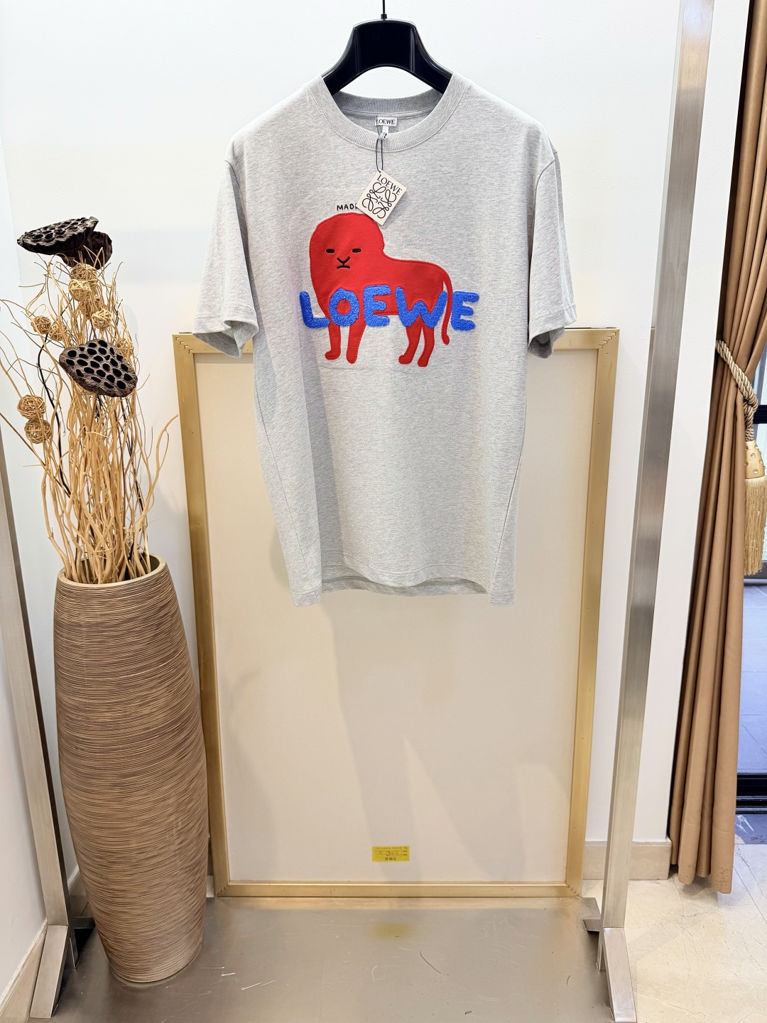 NO:888419,Sizes/m/l/xl Floral gray/off-white, same style for men and women L*EWE/LOEWE 180th anniversary limited edition Loewe means 'lion' in German. Now follow the limited lion image and join our 180th anniversary celebration. Cotton T-shirt. Lion jersey patch on the chest * 'LOEWE 1846 Madrid' embroidery on the front * Double embroidery on the back  Cotton (except for decoration and ribbing) loose fit, the most versatile style!  It goes well with leggings... It is recommended to wrap it inside a laundry bag and machine wash it quickly in cold water or dry clean it!  Avoid soaking in warm water/rubbing with hands, Loewe-clothing, loewe, loewe, tees, t-shirt,19860909Sizes/m/l/xl 花灰色/米白两色 男女同款 L*EWE/罗*威 LOEWE罗意威180周年限定版罗意威在德语中意“狮子”.现在就跟随限定狮子形象,加入我们的180周年庆典.棉质T恤.胸前点缀狮子平纹针织贴饰*正面饰有“LOEWE 1846 Madrid”刺绣*背面Double刺绣 棉（装饰及罗纹除外）宽松版型最百搭的款式！搭配leggings穿也妥妥哒…… 洗涤方式建议反面包裹洗衣袋冷水快速机洗或干洗！忌温热水浸泡/手搓,罗意威-服装,loewe,loewe,tees，t-shirt,,Women's clothing