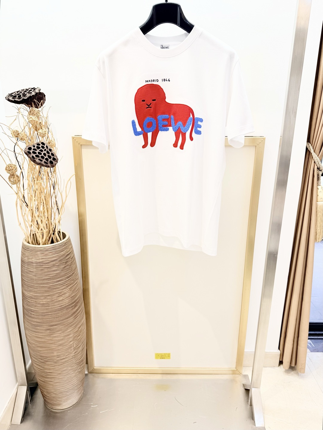 NO:888428,Sizes/m/l/xl Gray/off-white Unisex L*EWE/Loewe LOEWE 180th Anniversary Limited Edition Loewe means 'lion' in German. Now follow the limited lion image and join our 180th anniversary celebration. Cotton T-shirt. Decorated with a lion jersey patch on the chest * 'LOEWE 1846 Madrid' embroidery on the front * Double embroidery on the back  Cotton (except for decoration and ribbing) loose fit, the most versatile style!  It goes well with leggings... It is recommended to wrap it inside a laundry bag and machine wash it quickly in cold water or dry clean it!  Avoid soaking in warm water/rubbing with hands, Loewe-clothing, loewe, loewe, tees, t-shirt,19860909Sizes/m/l/xl 花灰/米白两色 男女同款 L*EWE/罗*威 LOEWE罗意威180周年限定版罗意威在德语中意“狮子”.现在就跟随限定狮子形象,加入我们的180周年庆典.棉质T恤.胸前点缀狮子平纹针织贴饰*正面饰有“LOEWE 1846 Madrid”刺绣*背面Double刺绣 棉（装饰及罗纹除外）宽松版型最百搭的款式！搭配leggings穿也妥妥哒…… 洗涤方式建议反面包裹洗衣袋冷水快速机洗或干洗！忌温热水浸泡/手搓,罗意威-服装,loewe,loewe,tees，t-shirt,,Women's clothing