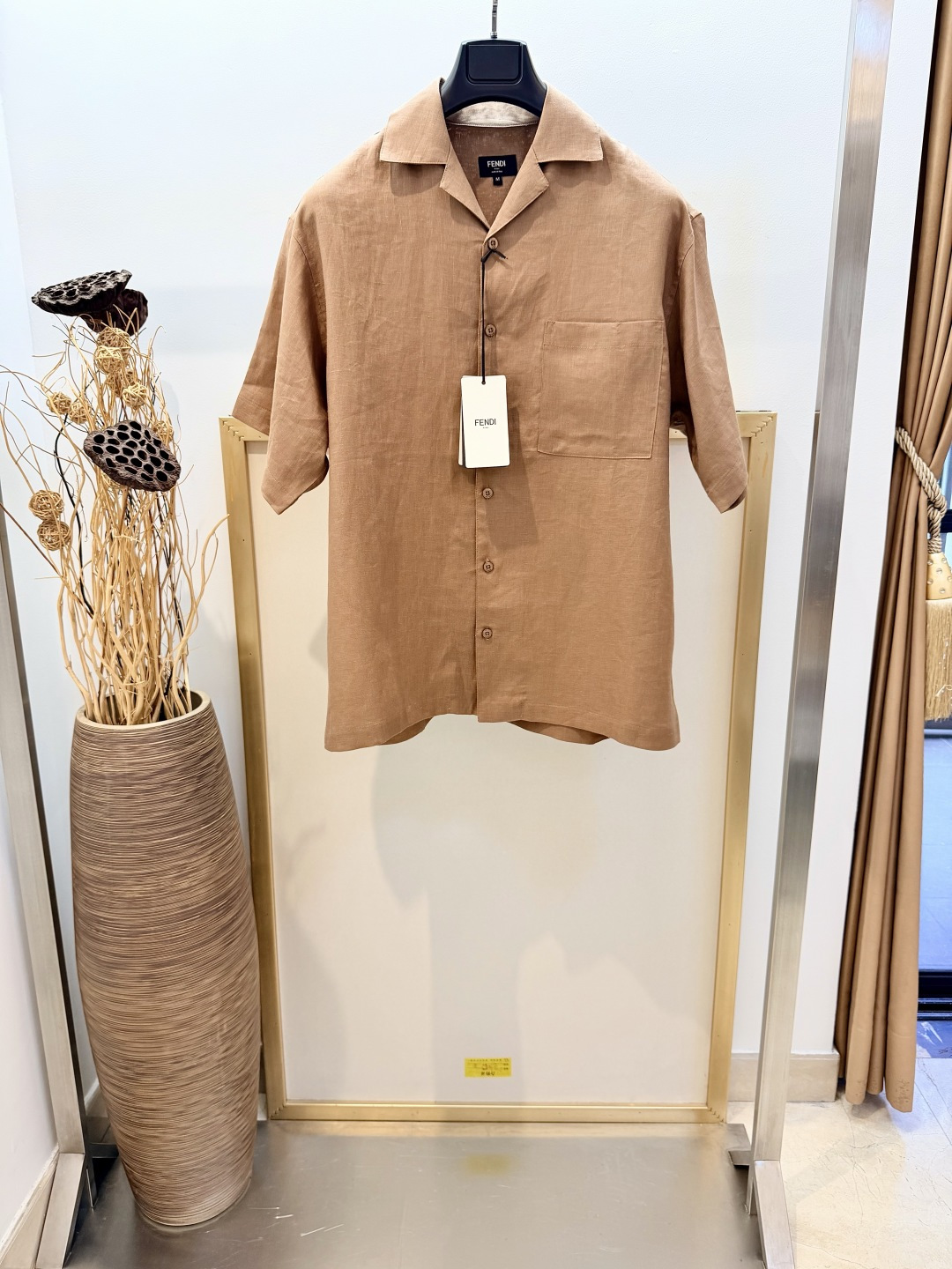 NO:889458,Sizes/m/l/xl Unisex Fe*di / Fen* 2026SS Tanjian same style. Bermuda shorts light brown linen shorts. Elastic waisted Bermuda shorts with adjustable drawstring on the front. Side pockets and back welt pockets. Solid light brown linen material. Same color Selleria FF logo embroidery under the right back pocket. Main fabric: linen; pocket lining: cotton. Washing method: Dry clean or wrap inside the laundry bag for fast machine wash in cold water!  !  Do not machine wash front side soak/warm water!  ,Fendi-clothing,fendi,shorts,19860909Sizes/m/l/xl 男女同款 Fe*di /芬* 2026SS 檀健次同款.百慕大短裤浅棕色亚麻短裤.松紧裤腰百慕大短裤,正面有可调式拉绳.侧袋和背面贴边口袋.纯色浅棕色亚麻材质.右侧后袋下方饰有同色Selleria FF标志刺绣.主面料 亚麻；口袋衬里 棉 洗涤方式干洗或反面包裹洗衣袋冷水快速机洗！！不得正面机洗浸泡/温热水洗涤！,芬迪-服装,fendi,shorts,,Women's clothing