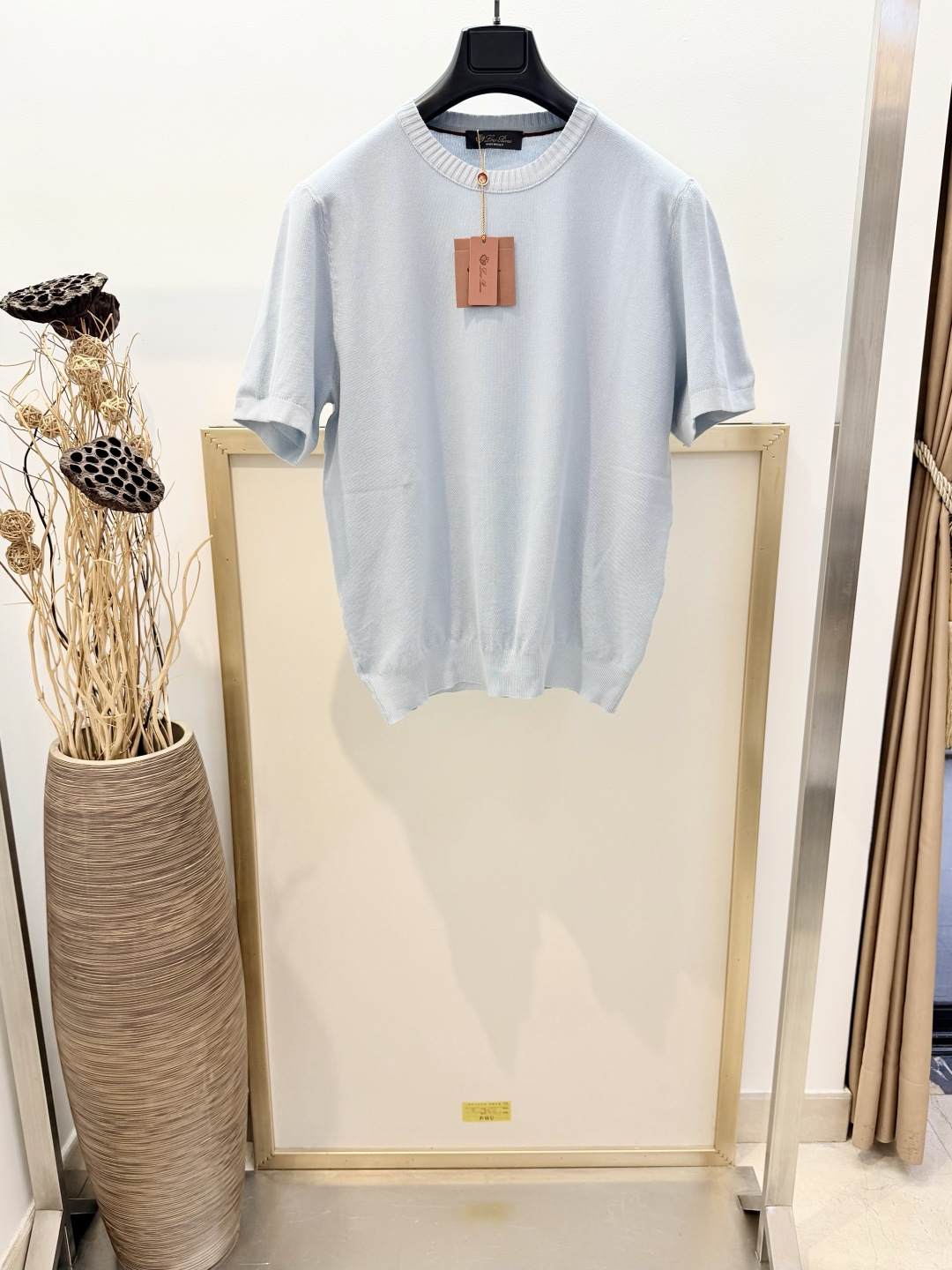 NO:892814,Size46/48/50/52 Haze Blue/Navy Blue/White Two Colors Same Style for Men and Women Loro Pi*na/LP/诺yopanya Italian top luxury old money 2026SS Walkery mulberry silk crew neck sweater  This round neck short-sleeved sweater is made from cotton and mulberry silk blended yarn. Allover raised needle knitting creates a light and smooth fit, and fits the dropped shoulder sleeves, making it softer and more comfortable to wear. Knitted collar and cuffs. Rib knit hem. Fabric 70 cotton, 30 mulberry silk. Dry clean only or wrap inside out in a laundry bag. Mild detergent, cold water, quick machine wash, medium heat, iron!  ,men's clothing,loro piana,loro piana,T-shirt,19860909Size46/48/50/52 雾霾蓝/藏青/白 两色 男女同款 Loro Pi*na /LP/诺悠翩雅 意式顶奢老钱2026SS Walkery 桑蚕丝圆领针织衫 这款圆领短袖针织衫采用棉质与桑蚕丝混纺纱线制成.通体凸针编织营造出轻盈且流畅的版型,契合落肩袖,令穿着更加柔软舒适.针织衣领和袖口.罗纹针织底边 面料70 棉,30 桑蚕丝 仅限干洗或反面包裹洗衣袋中性洗涤剂冷水快速机洗中温熨烫！,男装,loro piana,loro piana,T-shirt,,Women's clothing