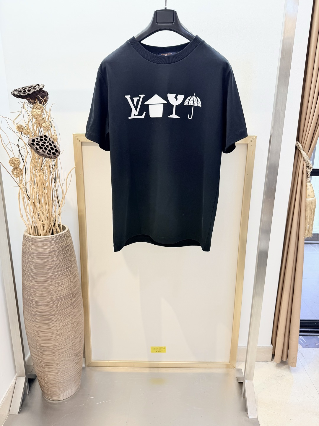 NO:892811,Size 46/48/50/52, same style for men and women. 1V Louis family early autumn heavy cotton half-sleeved printed T-shirt. This T-shirt is embellished with the iconic classic 1V umbrella on the chest, giving it a texture and rich texture. Marque 1. Vuitton Deposee logo leather patch rests on the back, which can easily upgrade the casual look. Please dry clean or wrap it in a laundry bag with cold water and wash it separately, let it dry naturally and iron at medium temperature on the back, do not soak in warm water!  ,Louis Vuitton-clothing,louis vuitton,tees,t-shirt,umbrellas,19860909Size46/48/50/52码男女同款 1V 路易家 早秋重磅棉质半袖印花T恤 本款T恤于胸前点缀标志性经典1V雨伞搭配,令呈现质感和丰富肌理.Marque 1.Vuitton Deposee 标识皮质贴饰栖身背后,可轻松升级休闲造型. 请干洗或反面冷水包裹洗衣袋单独洗涤自然晾干反面中温熨烫,切勿温热水浸泡！,路易威登-服装,louis vuitton,tees，t-shirt,umbrellas,,Women's clothing