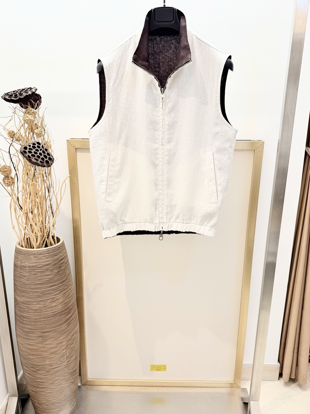 NO:892808,Size46/48/50/52 Dark coffee/beige, same style for men and women. Loro Pi*na/LP/诺yopanya, Italian top luxury old money. This double-sided contrasting vest jacket is the iconic Loro  The sleeveless style of the Pi*na double-sided bomber jacket is specially designed for transitional layering in summer and early autumn. Double-sided linen material. Classic cut, whether worn alone or as a layering layer, it can avoid bloat and show your figure. Pockets add practicality, and the stand-up collar provides additional wind protection. The stand-up collar is zippered and sleeveless. Full front zipper. Diagonal pockets on both sides. Dry clean only or reverse-wrapped laundry bag, neutral detergent, cold water, fast machine wash, medium temperature ironing!  ,men's clothing,loro piana,loro piana,jackets & coats,jackets & coats,19860909Size46/48/50/52 深咖/米色 男女同款 Loro Pi*na /LP/诺悠翩雅 意式顶奢老钱 这款双面穿着撞色马夹外套是标志性Loro Pi*na双面飞行员夹克的无袖款式,专为夏季早秋过渡叠穿而设计.双面亚麻材质.经典剪裁,使其无论是单独穿着还是作为叠穿内搭,都能避免臃肿,尽显身形.口袋增加实用性,立领则提供额外的防风保护.立领配有拉链无袖.正面全拉链.两侧设有斜插口袋 仅限干洗或反面包裹洗衣袋中性洗涤剂冷水快速机洗中温熨烫！,男装,loro piana,loro piana,jackets & coats,jackets & coats,,Women's clothing