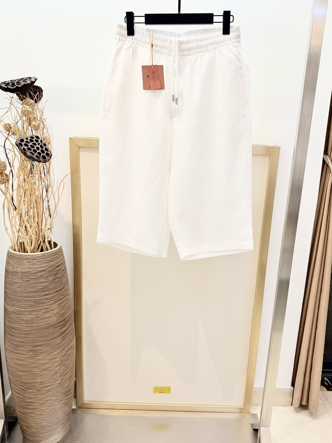 NO:901915,Size46/48/50/52 Same style for men and women. Loro Pi*na /LP/诺yo Panya, the most luxurious old money in Italian style. This long Orlando Bermuda cropped pants are made of linen fabric, cleverly blended with the soft luster of linen, exuding a relaxed and comfortable summer atmosphere. Elastic waist design, built-in drawstring, easy to adjust the fit at will. Low-profile pockets add a practical and exquisite finishing touch. Elastic drawstring and zipper closure. Fabric: Linen. Pocket lining 66 Cotton .34 Modal fiber is designed for the summer-early-fall transition. Dry clean only or reverse-wrap in laundry bag with mild detergent, machine wash cold, fast, medium heat, iron! ,men's and women's clothing,loro piana,loro piana,19860909Size46/48/50/52 男女同款 Loro Pi*na /LP/诺悠翩雅 意式顶奢老钱 这款长款Orlando百慕大七分裤采用亚麻面料制成,巧妙融合亚麻柔和光泽,散发轻松惬意的夏日气息.松紧腰头设计,内置抽绳,便于随心调节贴合度.低调口袋增添实用精致的点睛之笔.松紧抽绳与拉链开合.面料 亚麻.口袋裡布66 棉.34 莫代尔纤维专为夏季早秋过渡而设计. 仅限干洗或反面包裹洗衣袋中性洗涤剂冷水快速机洗中温熨烫！,男装女装,loro piana,loro piana,,Women's clothing