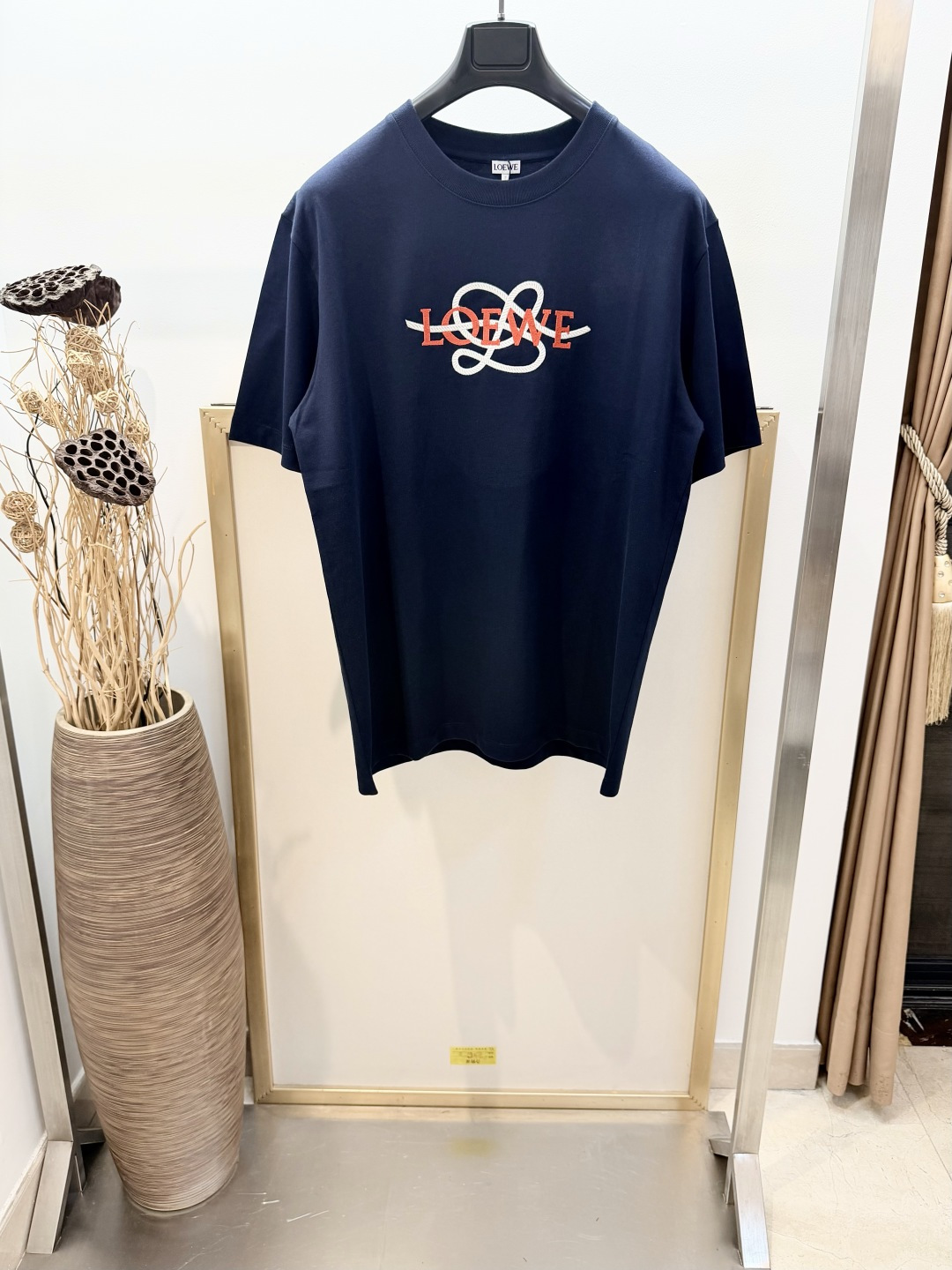 NO:901875,Sizes/m/l/xl Deep sea blue/white, same style for men and women. L*EWE/罗*伟 cotton half-sleeved T-shirt. Medium weight cotton jersey T-shirt. Round neck design * LOEWE L and LOEWE embroidery on the front. Cotton (except decoration and ribbing) loose fit, the most versatile style!  It goes well with leggings... It is recommended to wrap it inside a laundry bag and machine wash it quickly in cold water or dry clean it!  Avoid soaking in warm water/rubbing with hands, Loewe-clothing, loewe, loewe, tees, t-shirt,19860909Sizes/m/l/xl 深海蓝/白色两色 男女同款 L*EWE/罗*威 棉质半袖T恤.中克重棉质平纹针织T恤.圆领设计*正面饰有 LOEWE L和 LOEWE 刺绣. 棉（装饰及罗纹除外）宽松版型最百搭的款式！搭配leggings穿也妥妥哒…… 洗涤方式建议反面包裹洗衣袋冷水快速机洗或干洗！忌温热水浸泡/手搓,罗意威-服装,loewe,loewe,tees，t-shirt,,Women's clothing