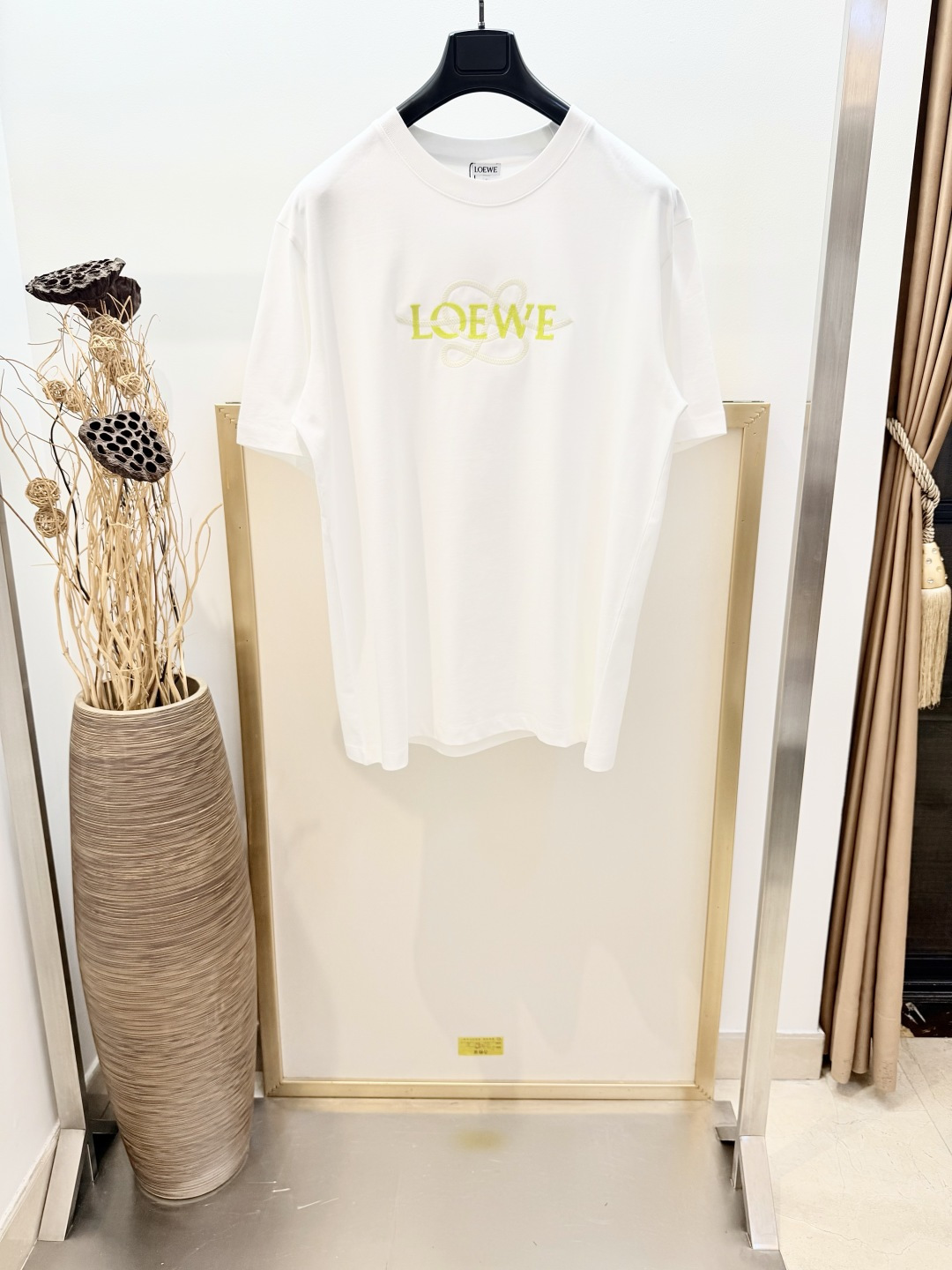 NO:901904,Sizes/m/l/xl Deep sea blue/white, same style for men and women. L*EWE/罗*伟 cotton half-sleeved T-shirt. Medium weight cotton jersey T-shirt. Round neck design * LOEWE L and LOEWE embroidery on the front. Cotton (except decoration and ribbing) loose fit, the most versatile style!  It goes well with leggings... It is recommended to wrap it inside a laundry bag and machine wash it quickly in cold water or dry clean it!  Avoid soaking in warm water/rubbing with hands, Loewe-clothing, loewe, loewe, tees, t-shirt,19860909Sizes/m/l/xl 深海蓝/白色两色 男女同款 L*EWE/罗*威 棉质半袖T恤.中克重棉质平纹针织T恤.圆领设计*正面饰有 LOEWE L和 LOEWE 刺绣. 棉（装饰及罗纹除外）宽松版型最百搭的款式！搭配leggings穿也妥妥哒…… 洗涤方式建议反面包裹洗衣袋冷水快速机洗或干洗！忌温热水浸泡/手搓,罗意威-服装,loewe,loewe,tees，t-shirt,,Women's clothing