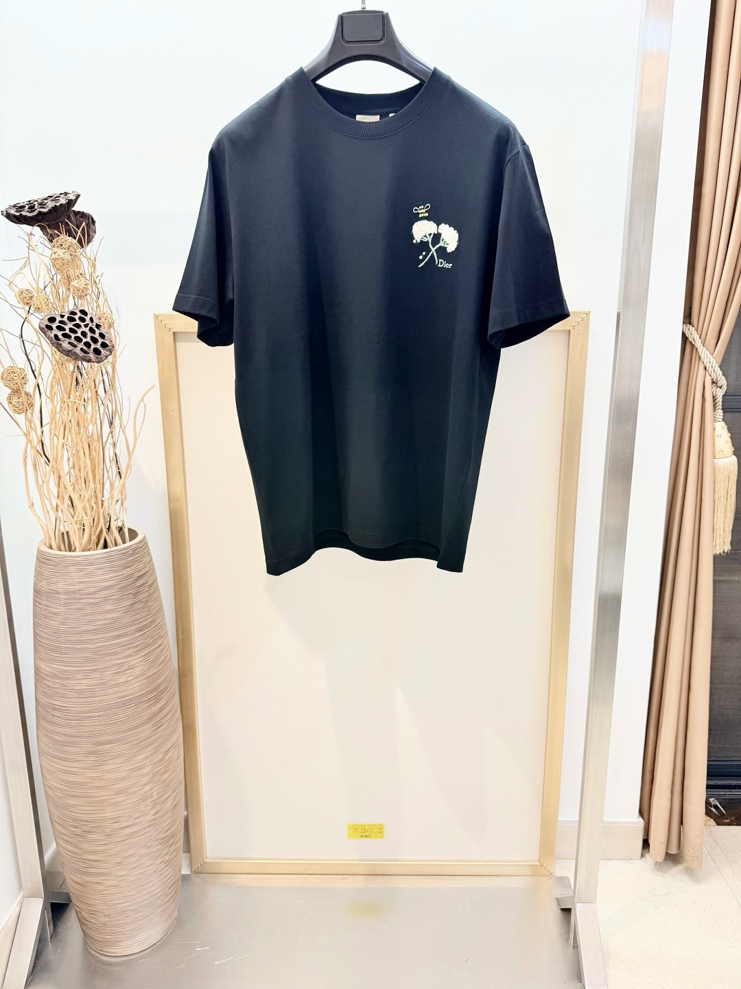 NO:901848,Sizes/m/l/xl Black and white for both men and women D1OR/Dior This T-shirt combines two of Monsieur Dior's most cherished symbols, the bee and the flower. It is crafted from soft cotton jersey fabric and is embroidered with the Dior Flower Bee pattern on the chest to enhance the style and pay homage to Dior's exquisite craftsmanship. Can be layered with an oversized cardigan for a stylish and casual look. Dior Flower Bee pattern embroidered on the chest. Ribbed crew neck.  Cotton Wash by Dry clean or wrap inside laundry bag Fast machine wash on cold water!  ,Dior-clothing,dior,dior,tees,t-shirt,19860909Sizes/m/l/xl 黑白两色男女同款 D1OR/迪* 奥 这款T恤将 Dior 先生备受珍视的两个符号小蜜蜂和花朵融为一体.采用柔软棉质平纹针织面料精心制作,胸前饰以 DiorFlower Bee 图案刺绣提升格调,致敬 Dior 精湛工艺.可与超大版型开衫叠搭,打造时尚休闲的造型.胸前 Dior Flower Bee 图案刺绣.罗纹圆领. 棉 洗涤方式干洗或反面包裹洗衣袋冷水快速机洗！,迪奥-服装,dior,dior,tees，t-shirt,,Women's clothing