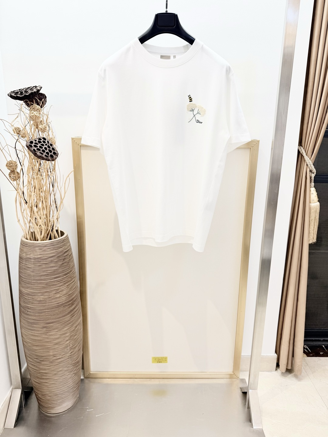 NO:901865,Sizes/m/l/xl Black and white, unisex D1OR/Dior This T-shirt combines two of Monsieur Dior's cherished symbols, the bee and the flower. Carefully crafted from soft cotton jersey, the Dior Flower Bee pattern embroidered on the chest enhances style and pays homage to Dior's exquisite craftsmanship. Can be layered with an oversized cardigan for a stylish and casual look. Dior Flower Bee pattern embroidered on the chest. Ribbed crew neck.  Cotton Wash by Dry clean or wrap inside laundry bag Fast machine wash on cold water!  ,Dior-clothing,dior,dior,tees,t-shirt,19860909Sizes/m/l/xl 黑白两色男女同款 D1OR/迪* 奥 这款T恤将 Dior 先生备受珍视的两个符号小蜜蜂和花朵融为一体.采用柔软棉质平纹针织面料精心制作,胸前饰以 DiorFlower Bee 图案刺绣提升格调,致敬 Dior 精湛工艺.可与超大版型开衫叠搭,打造时尚休闲的造型.胸前 Dior Flower Bee 图案刺绣.罗纹圆领. 棉 洗涤方式干洗或反面包裹洗衣袋冷水快速机洗！,迪奥-服装,dior,dior,tees，t-shirt,,Women's clothing
