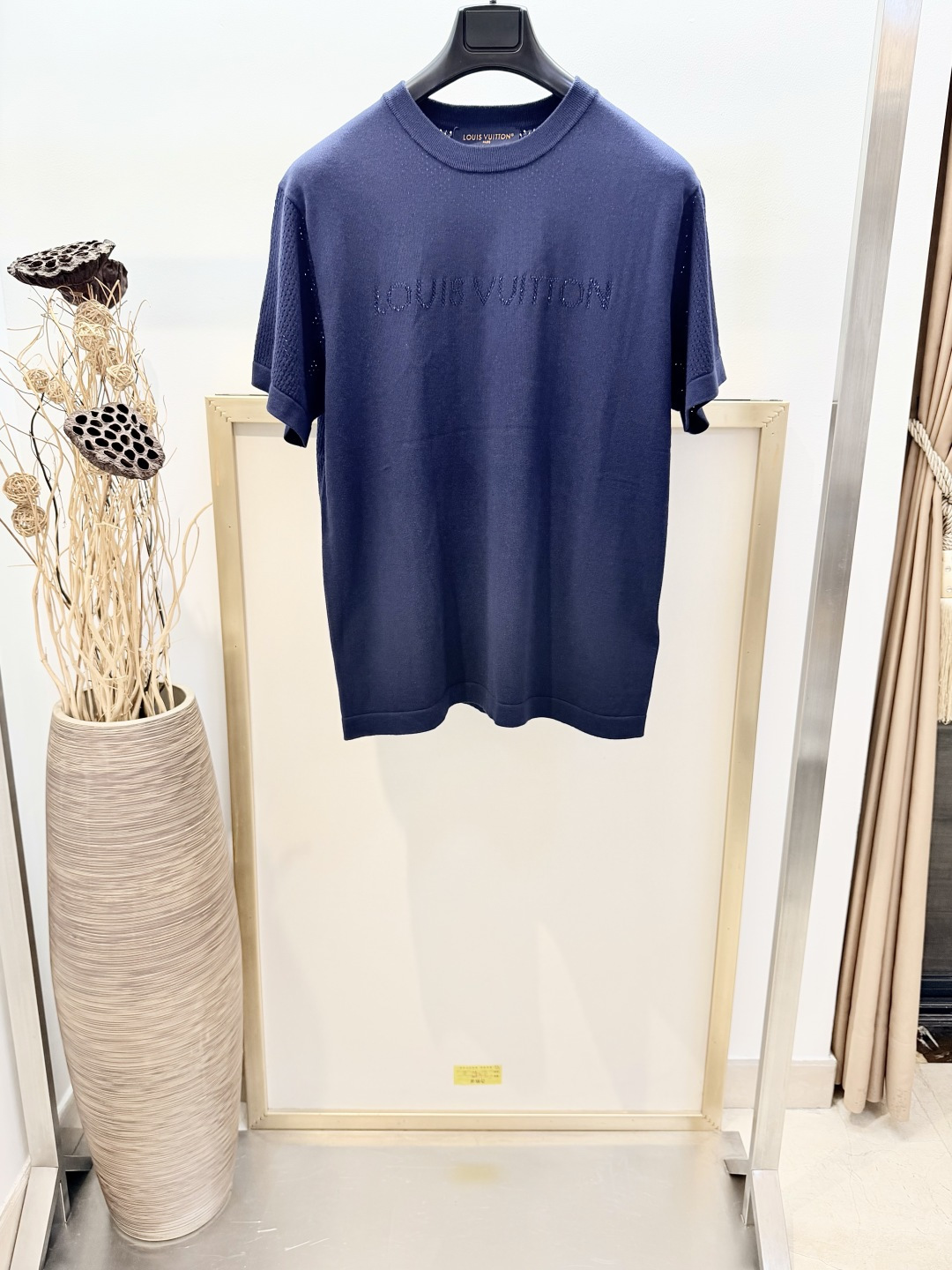 P145 🌈 Talla: S/M/L/XL Azul/Beige dos colores Unisex AS1977121706370042 1V Louis Esta camiseta de cuello redondo está …