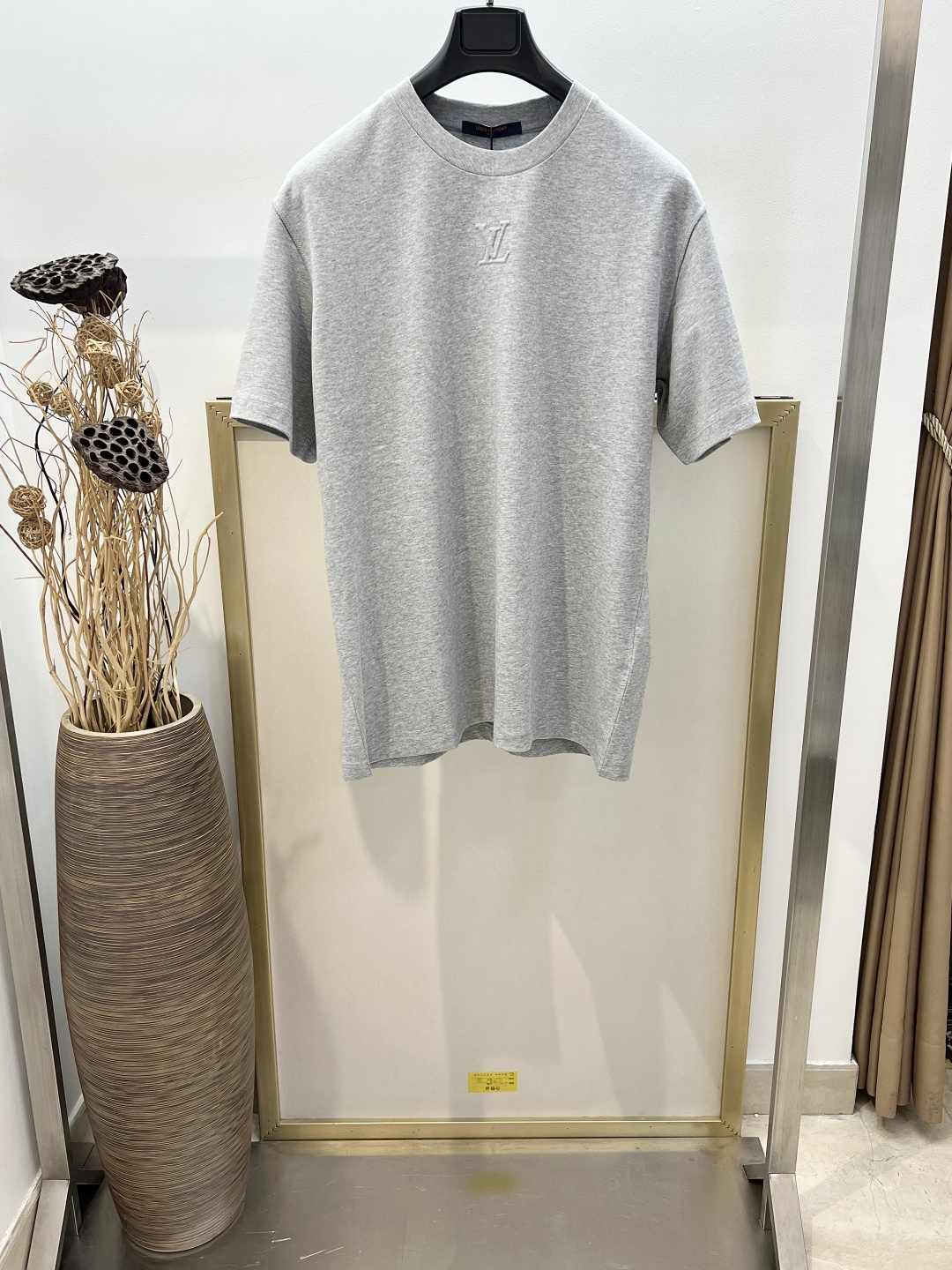 NO:943027,Size 46/48/50/52, cement gray/flower gray/light blue, three colors, same style for men and women 1V Louis family This T-shirt is made of soft heavyweight cotton, with light silicone to shape the front 1V  Logo embossing, consistent with zp, nano-scale silicone does not leave marks/never sticks to the body, and the modern atmosphere is immediately apparent. The flip-effect silk label is embellished on the back. The light knitted cotton fabric cuts a slim fit. The shoulders are fully hand-stitched with double threads, which is consistent with zp, making it more refined!  For pure cotton products, please wrap them in a laundry bag with cold water and wash separately to dry naturally. Do not soak in warm water!  ,Louis Vuitton-clothing,louis vuitton,real silk,19860909Size46/48/50/52码 水泥灰/花灰/浅蓝色三色 男女同款  1V 路易家 本款 T 恤取材柔软重磅纯棉,以轻盈硅质塑造正面 1V 标识压纹,与zp一致纳米级硅胶不出印痕/绝不扎身,摩登气息一眼即现.翻转效果真丝标签点缀背后.轻盈针织棉布裁出修身版型.zp一致肩部全手工双线缝制工艺更显精致！ 纯棉制品请反面冷水包裹洗衣袋单独洗涤自然晾干,切勿温热水浸泡！,路易威登-服装,louis vuitton,real silk,,Women's clothing